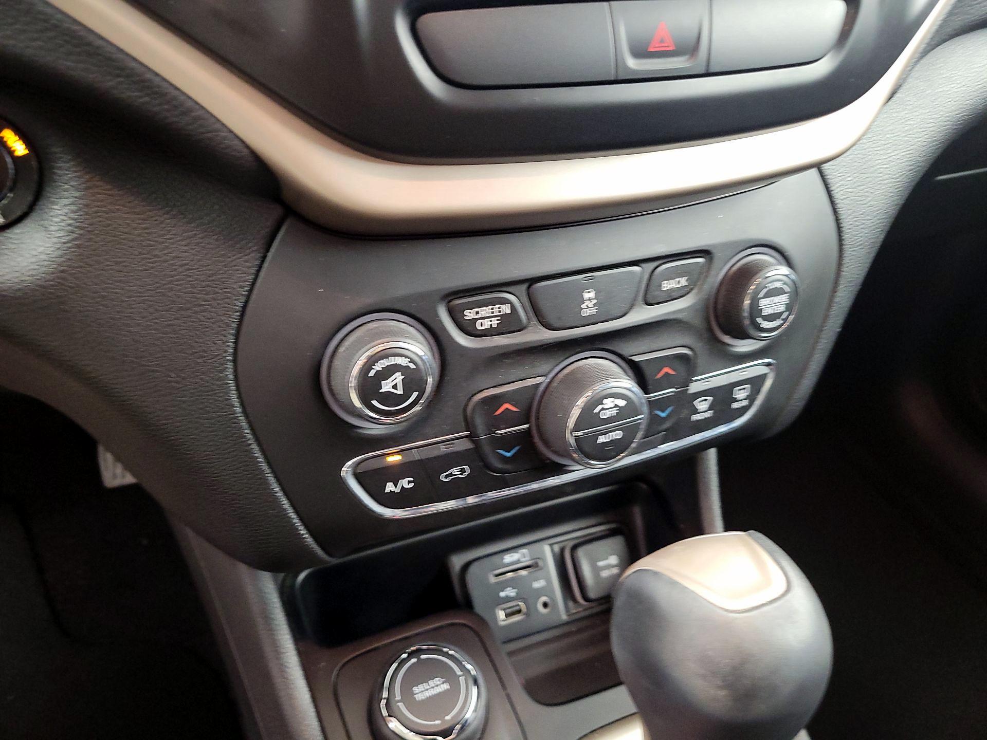 Thumbnail: 2017 Jeep Cherokee - 16