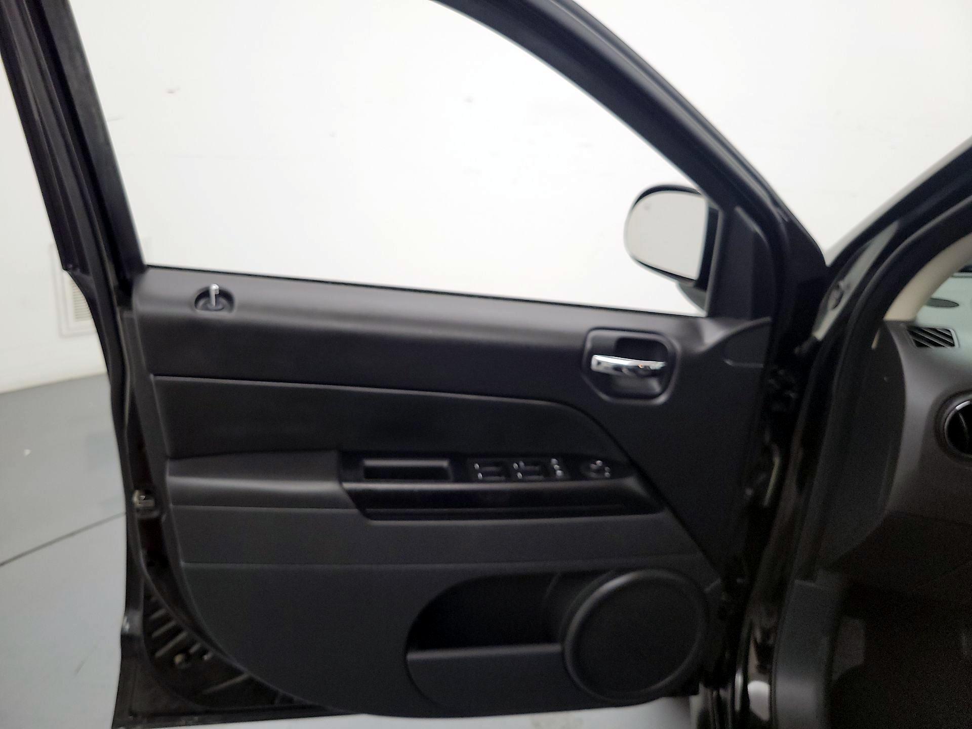 Thumbnail: 2016 Jeep Compass - 12