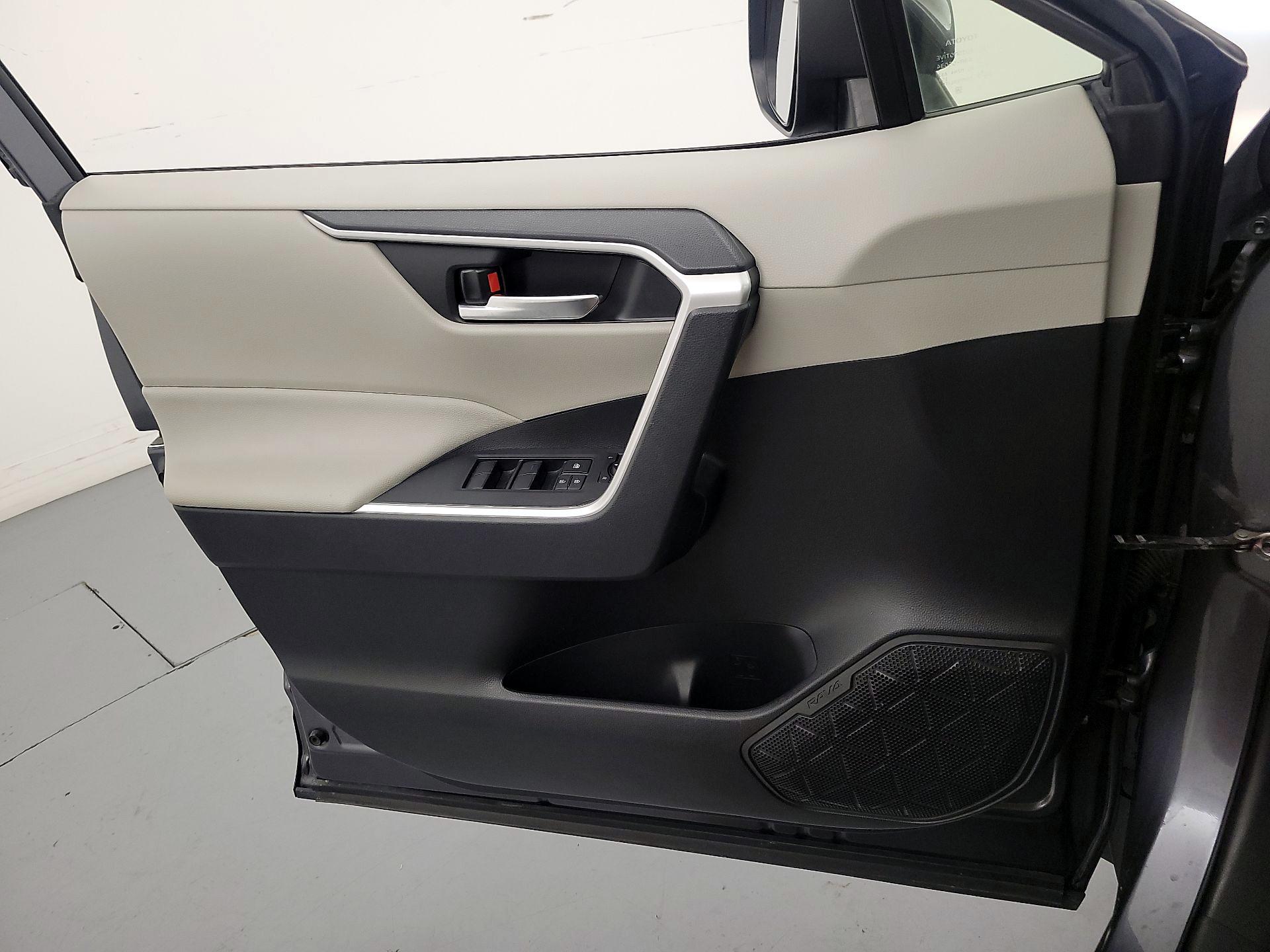 Thumbnail: 2019 Toyota RAV4 - 12