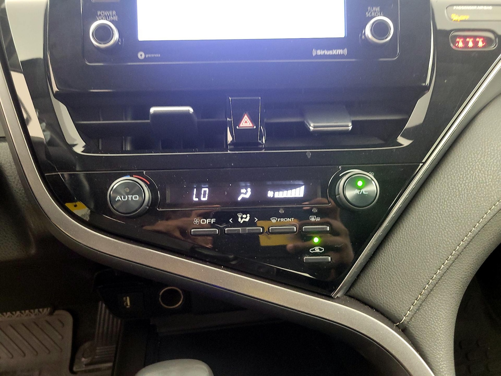 2021 Toyota Camry SE - Photo 8