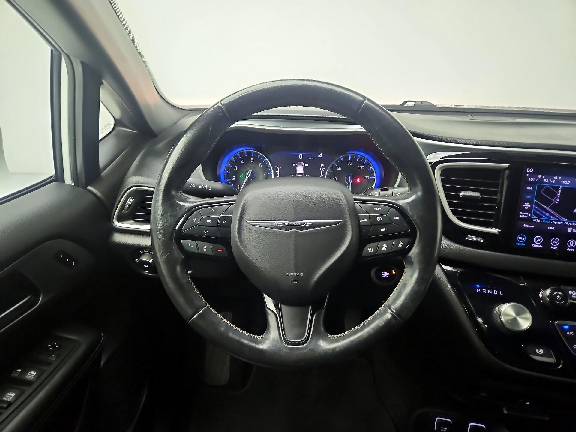 Thumbnail: 2020 Chrysler Pacifica - 10