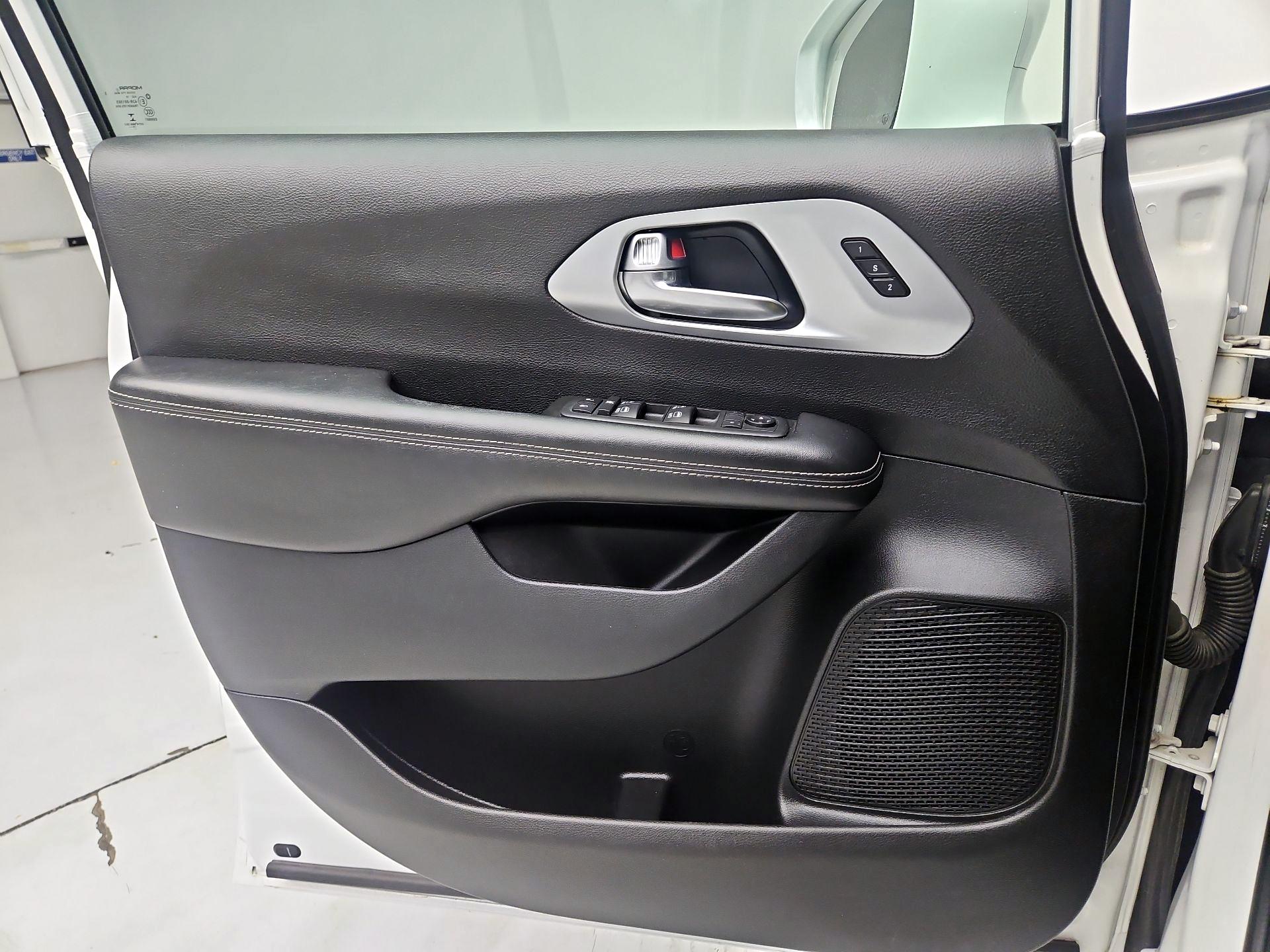 Thumbnail: 2020 Chrysler Pacifica - 12