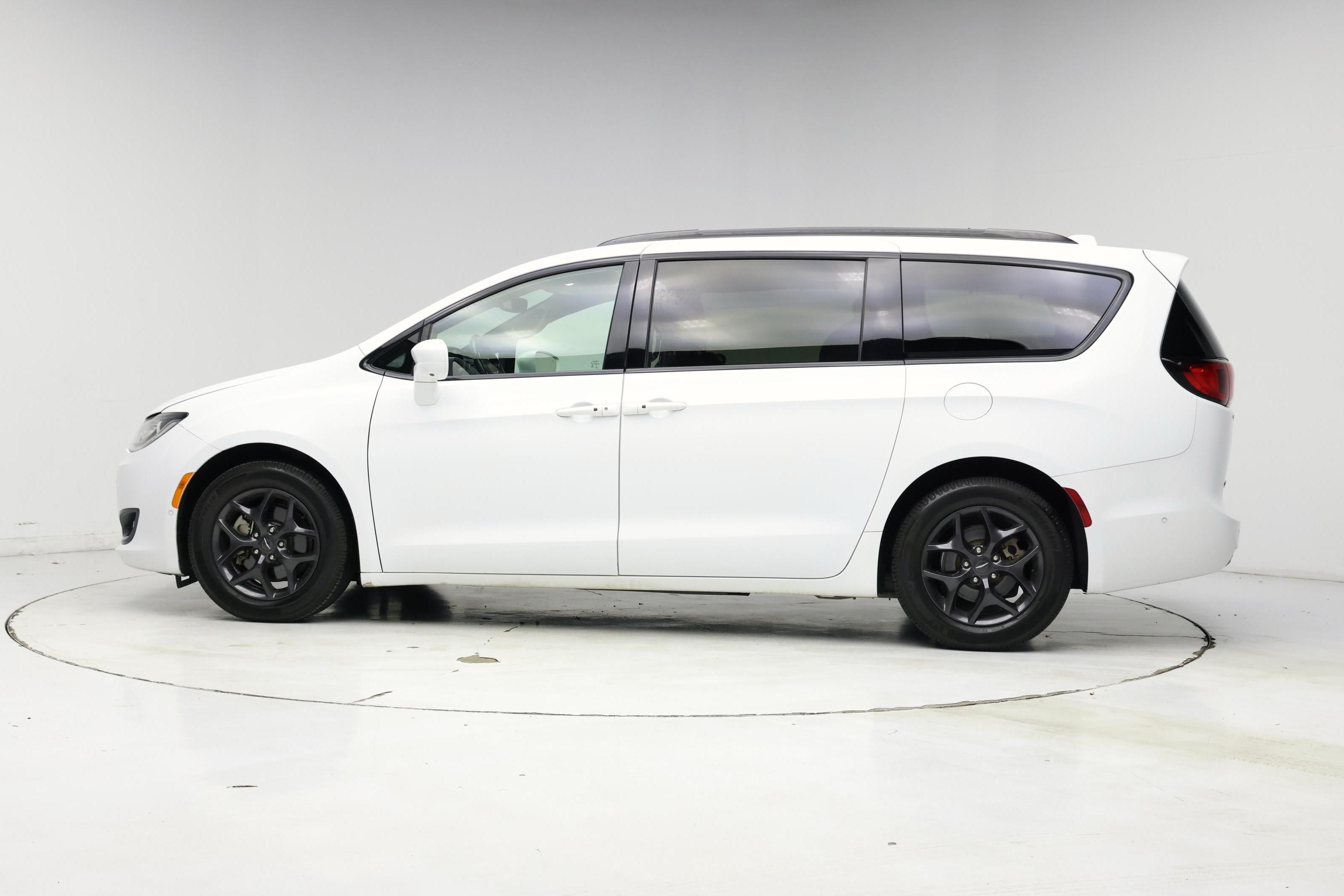 Thumbnail: 2020 Chrysler Pacifica - 3