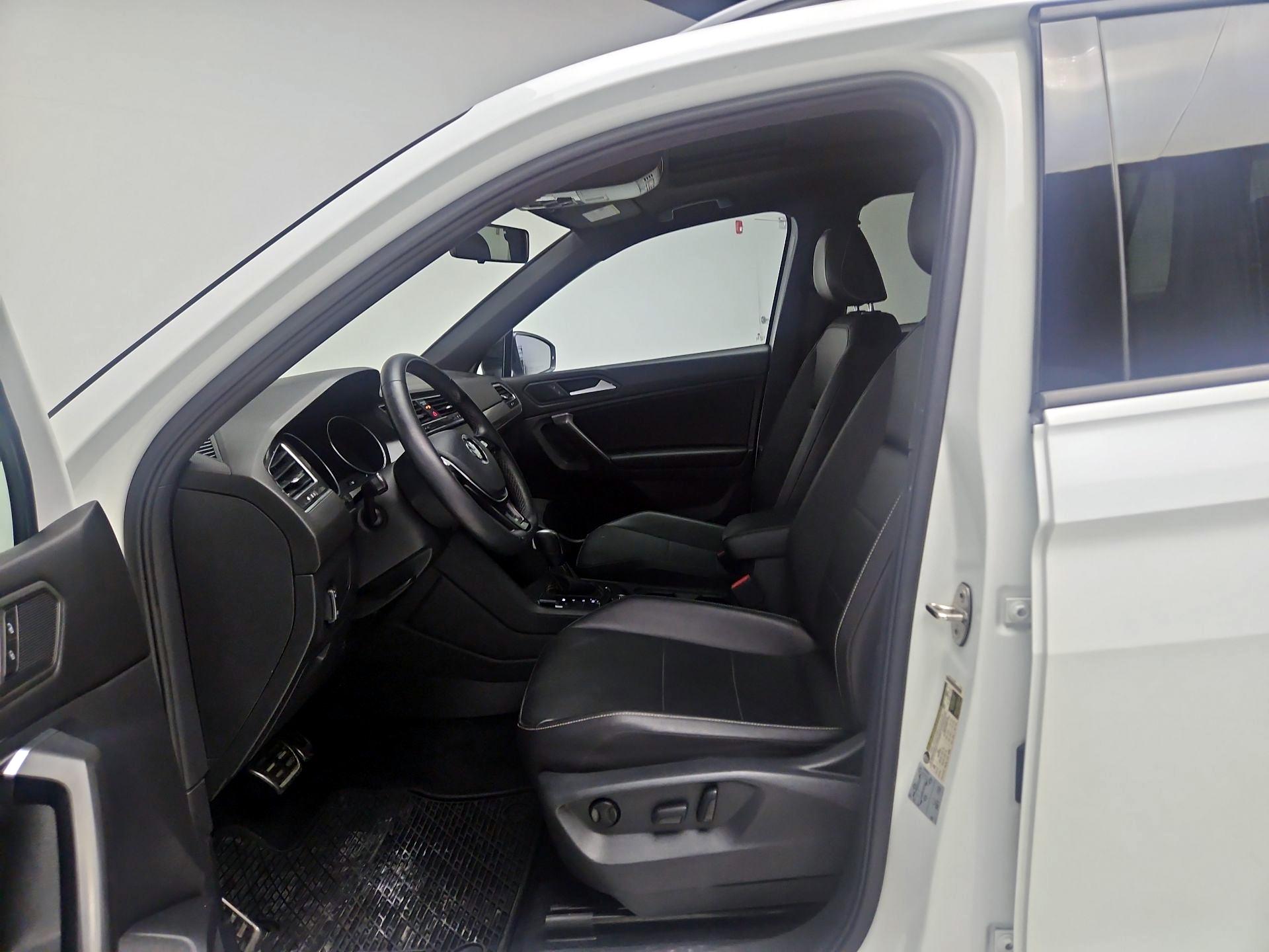 Thumbnail: 2021 Volkswagen Tiguan - 11