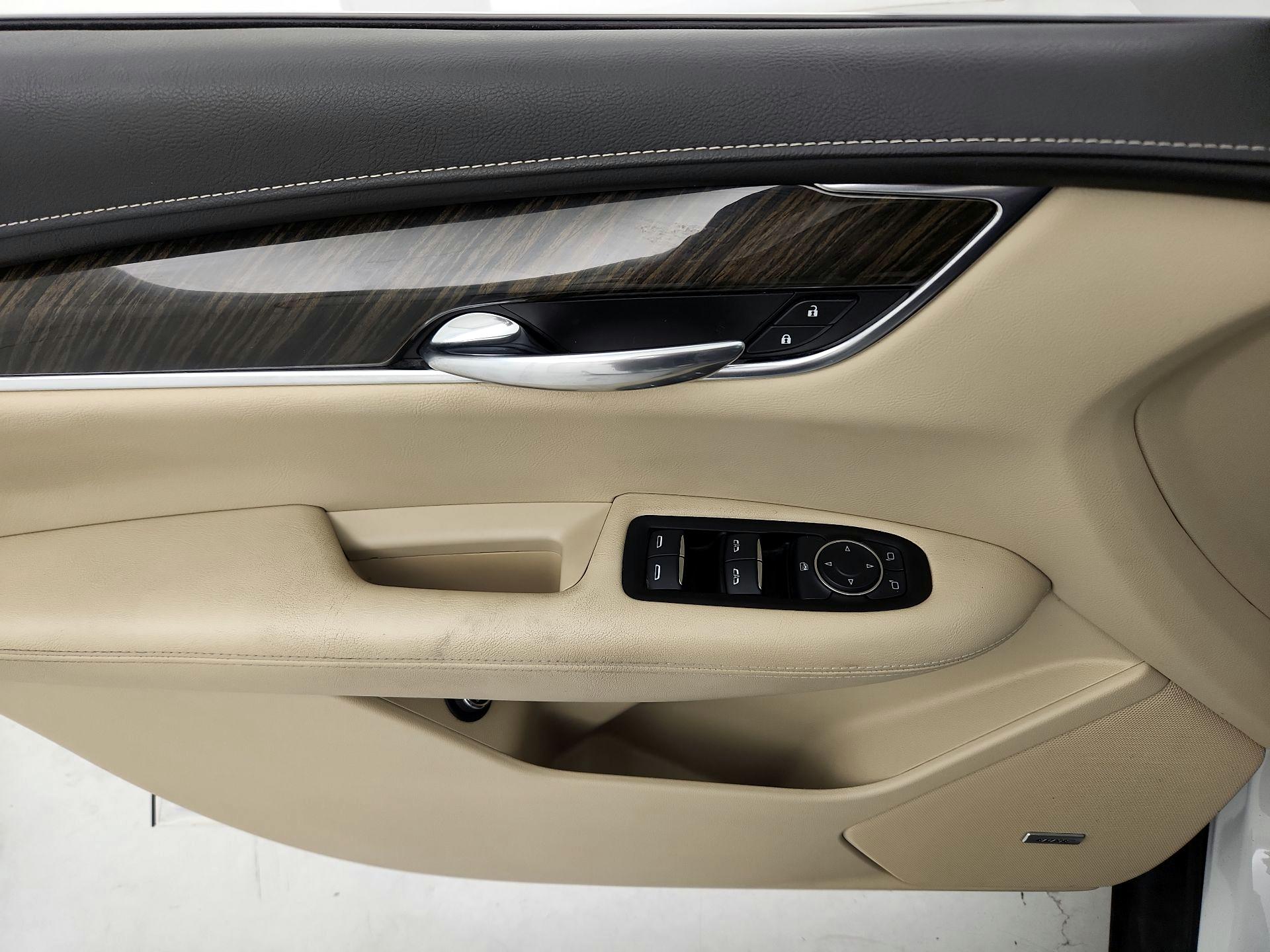Thumbnail: 2017 Cadillac XT5 - 12