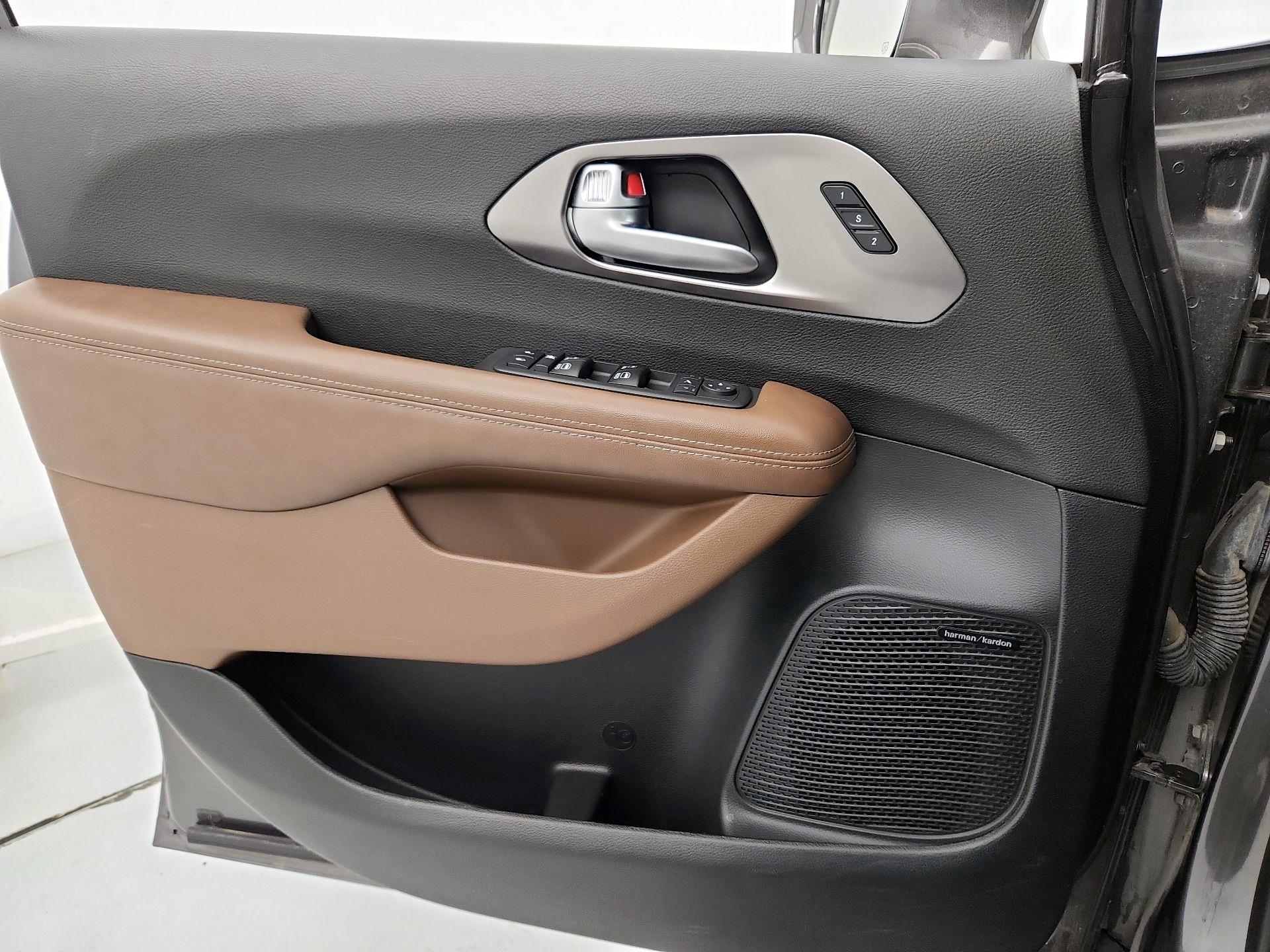 Thumbnail: 2017 Chrysler Pacifica - 12