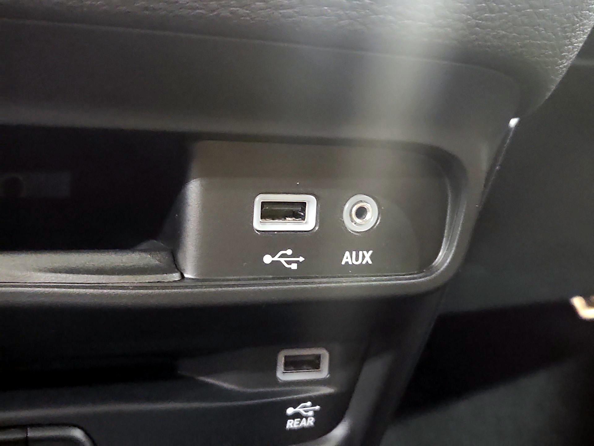 Thumbnail: 2017 Chrysler Pacifica - 16