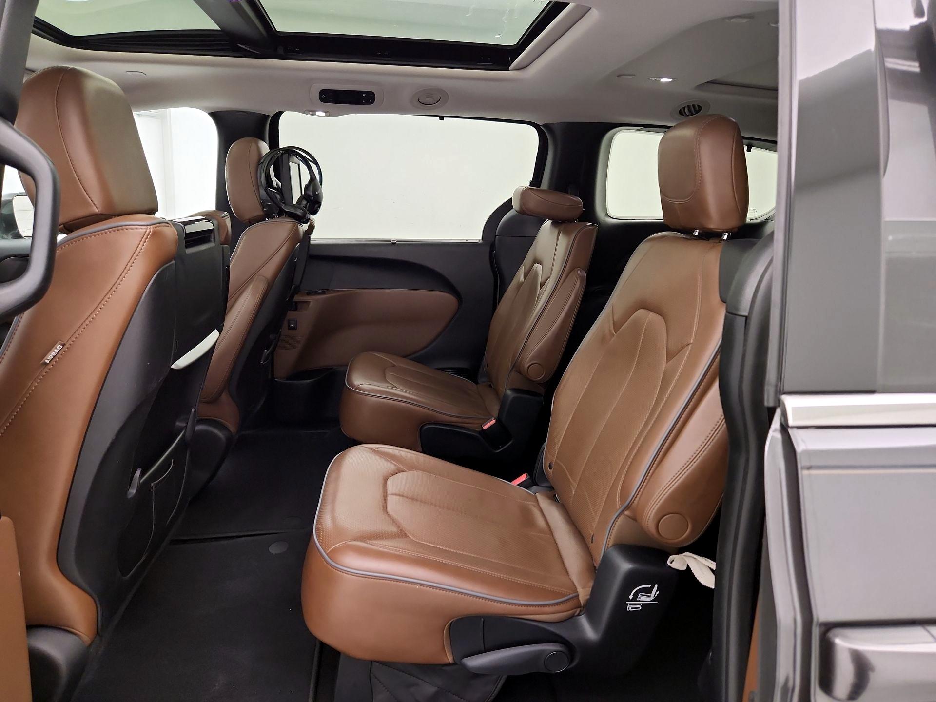 Thumbnail: 2017 Chrysler Pacifica - 18