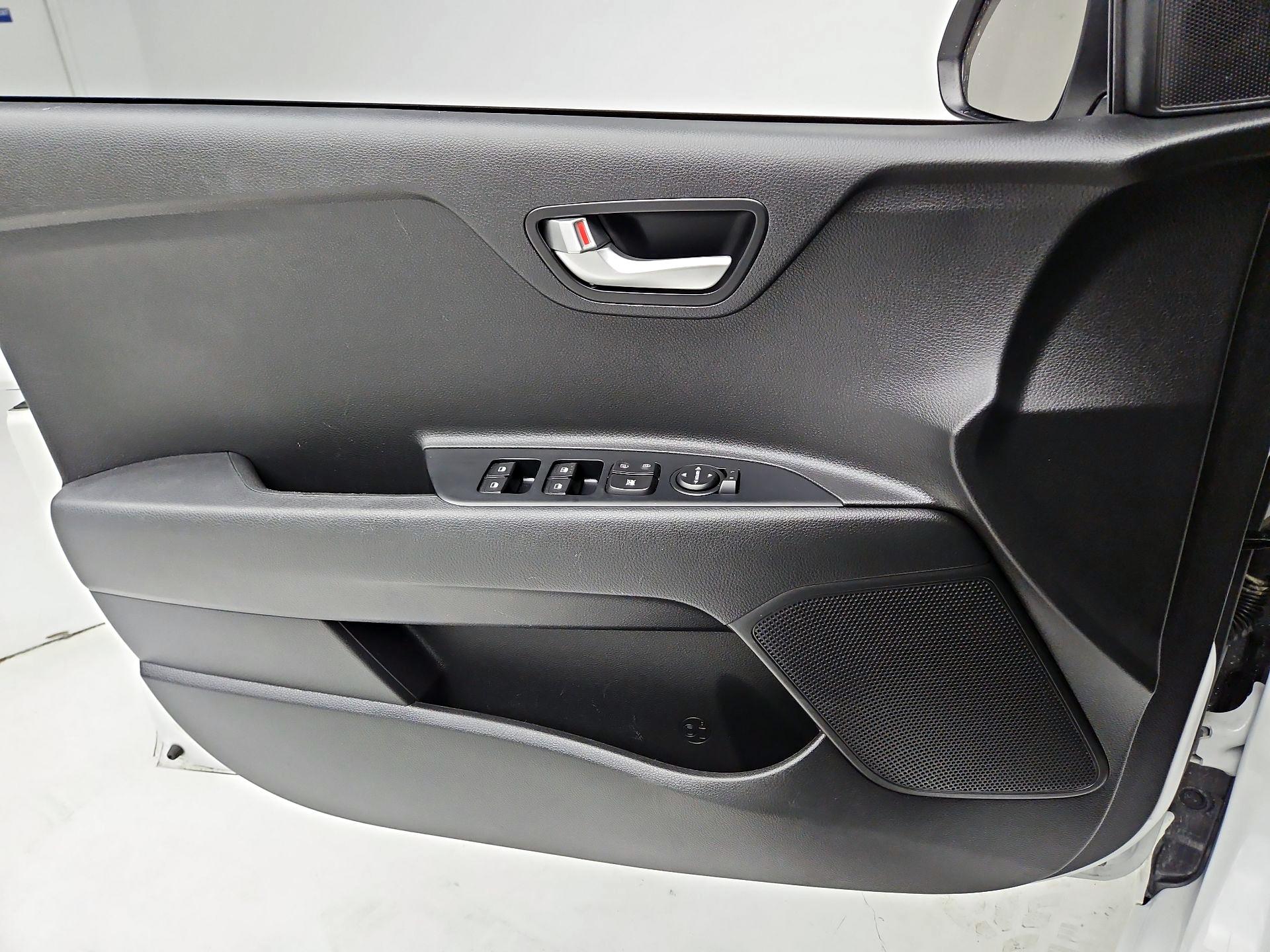 Thumbnail: 2022 Kia Rio - 12