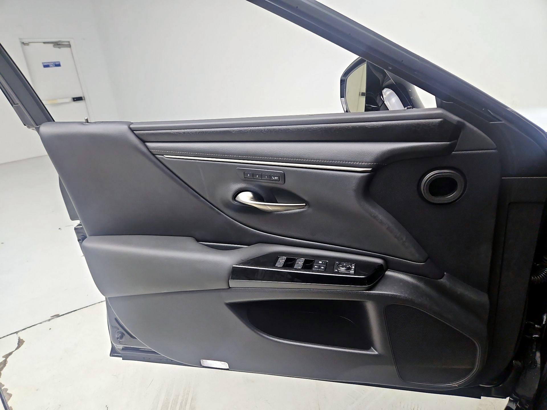 Thumbnail: 2022 Lexus ES - 12