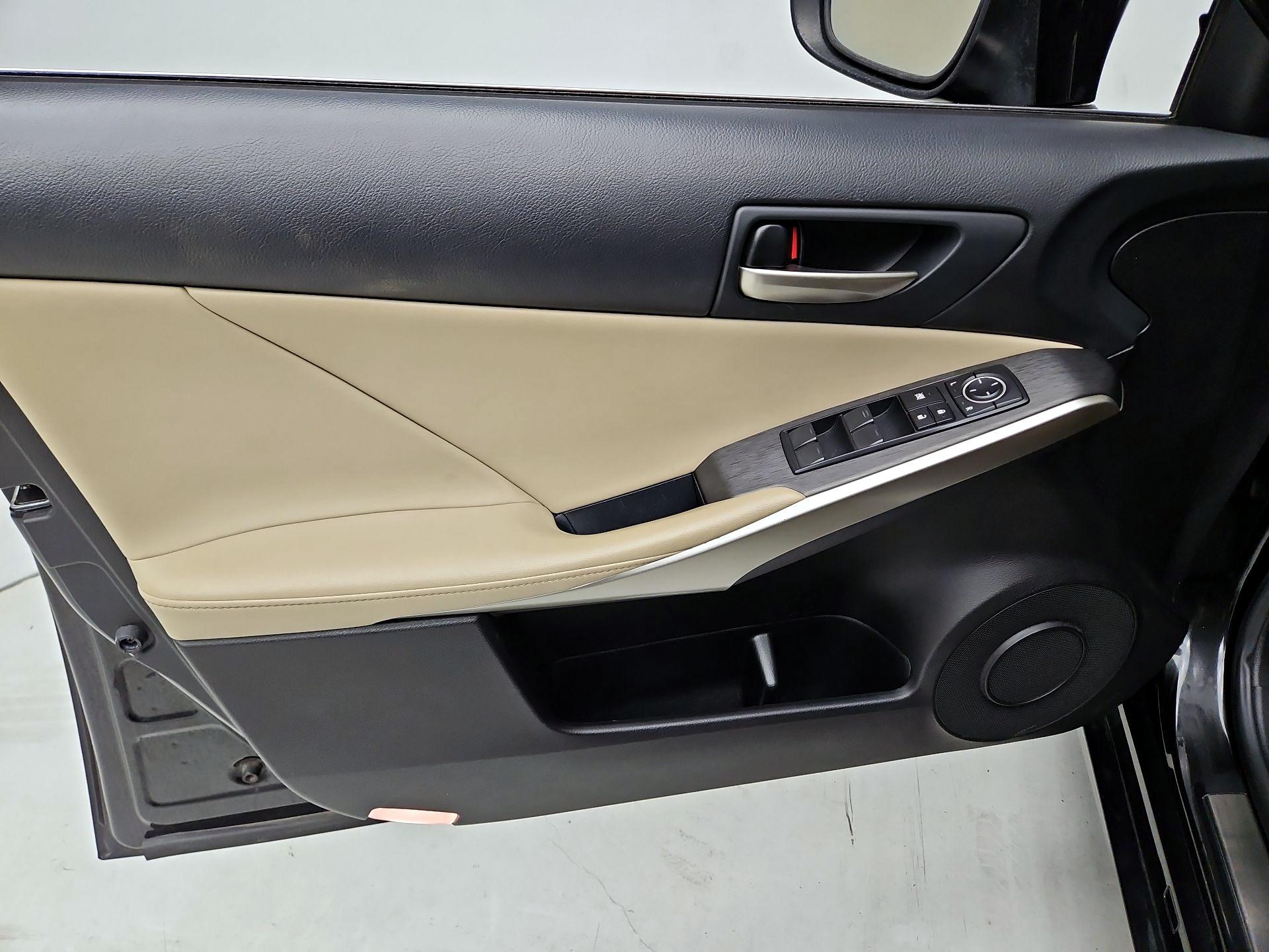 Thumbnail: 2020 Lexus IS - 12