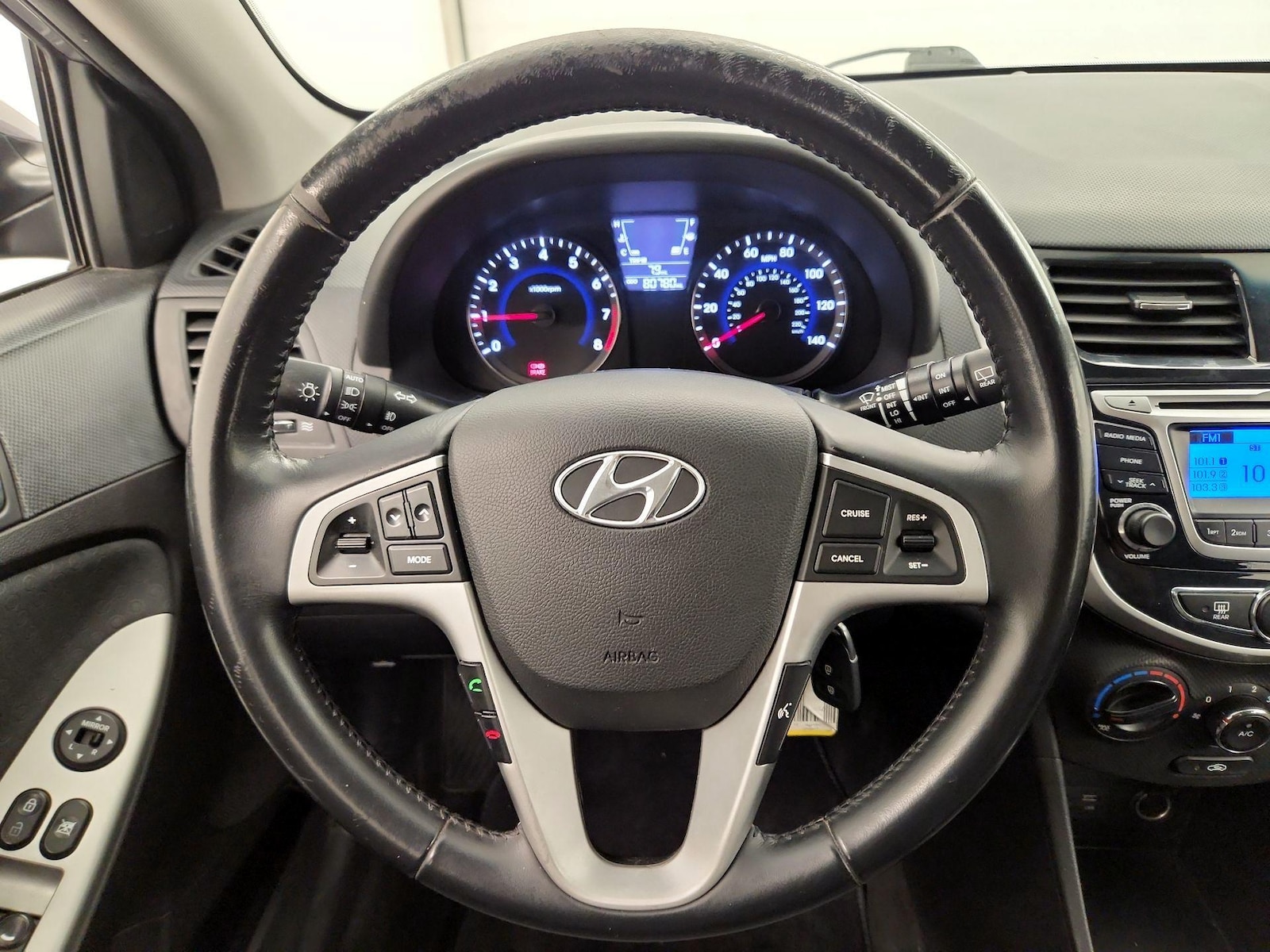 2014 Hyundai Accent SE - Photo 11