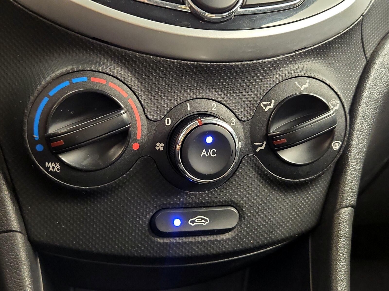 2014 Hyundai Accent SE - Photo 16