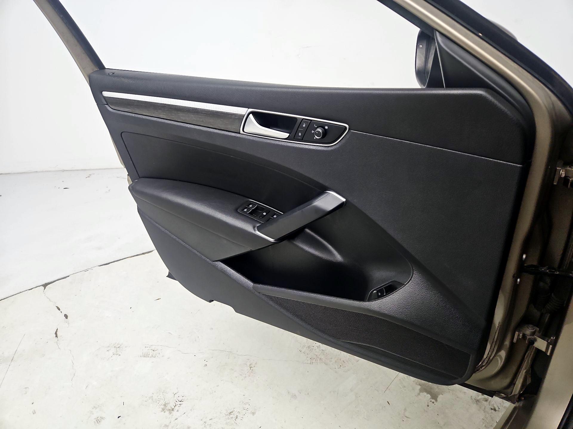 Thumbnail: 2016 Volkswagen Passat - 12