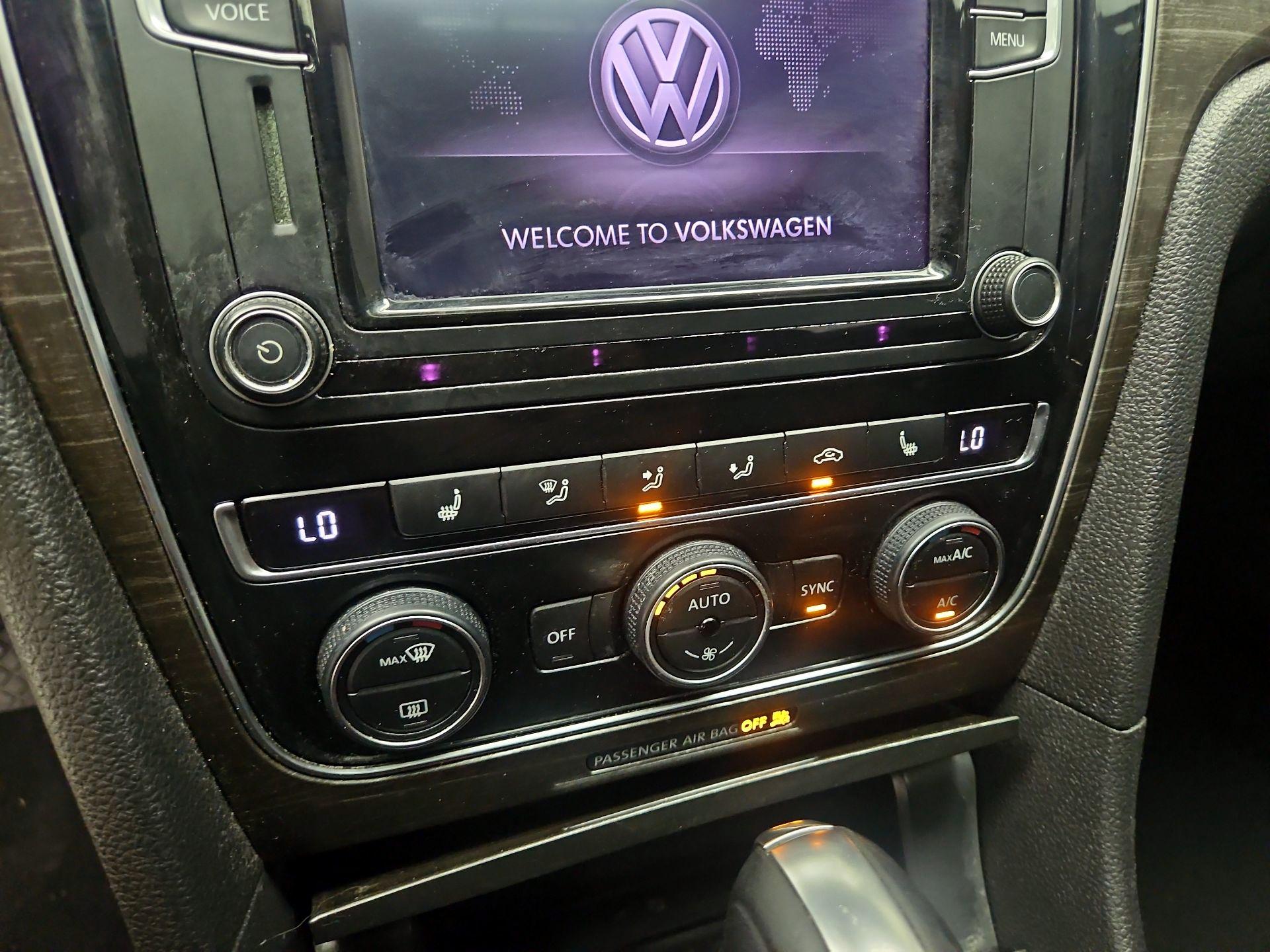 Thumbnail: 2016 Volkswagen Passat - 16