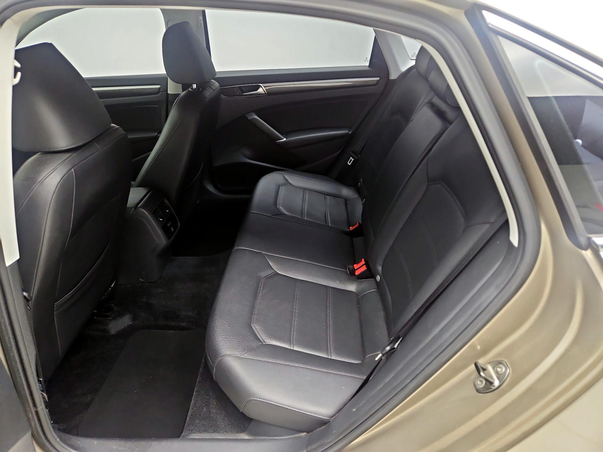 Thumbnail: 2016 Volkswagen Passat - 20