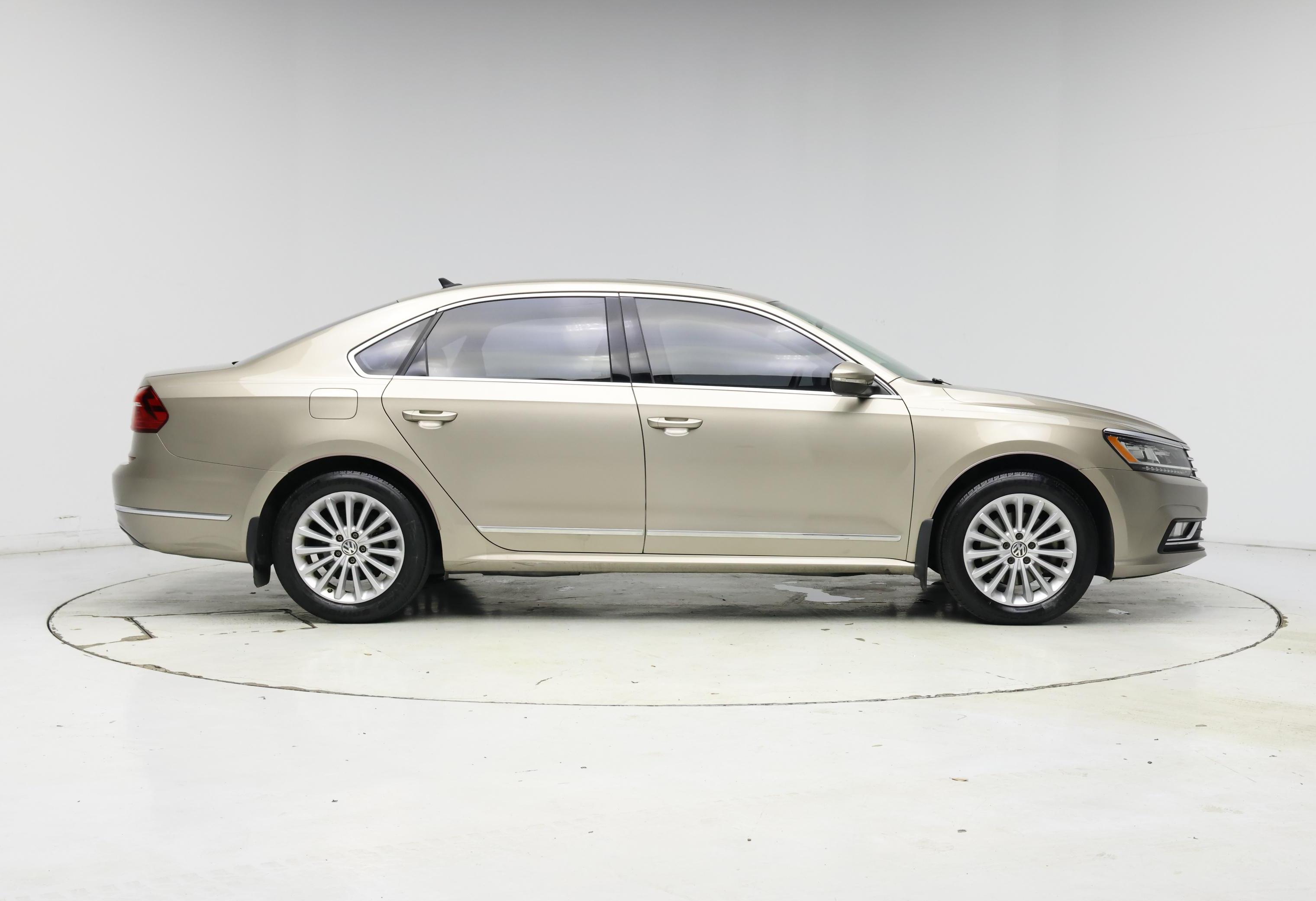 Thumbnail: 2016 Volkswagen Passat - 7