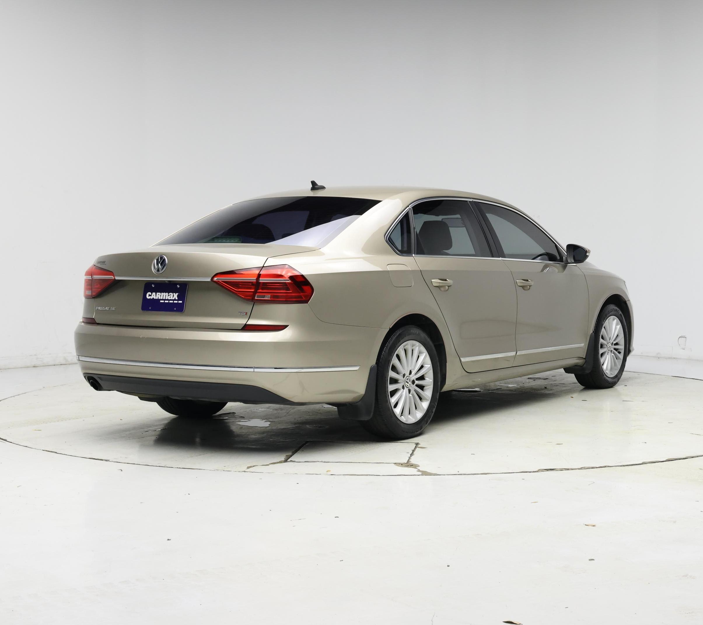 Thumbnail: 2016 Volkswagen Passat - 8