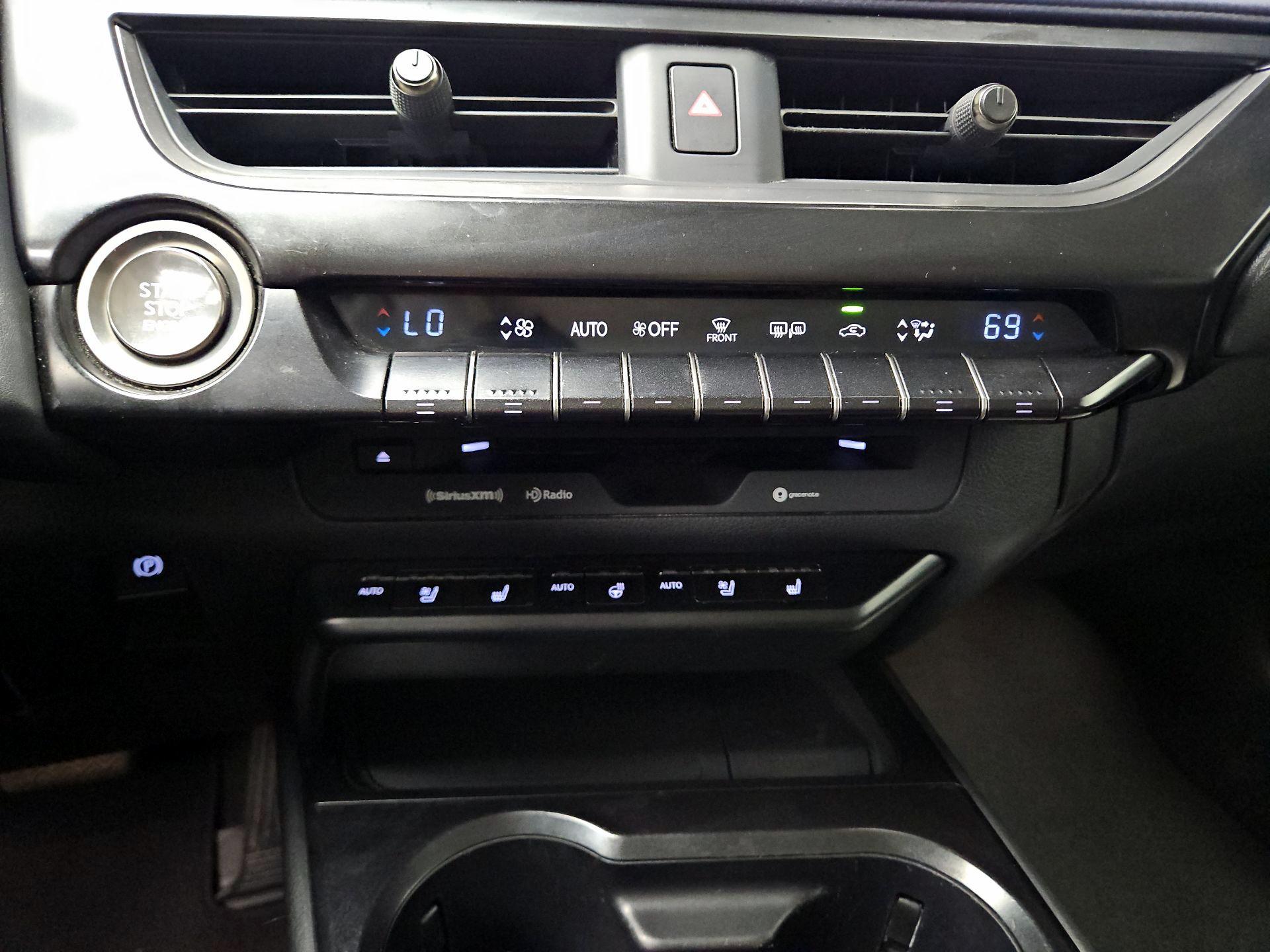 Thumbnail: 2019 Lexus UX - 16