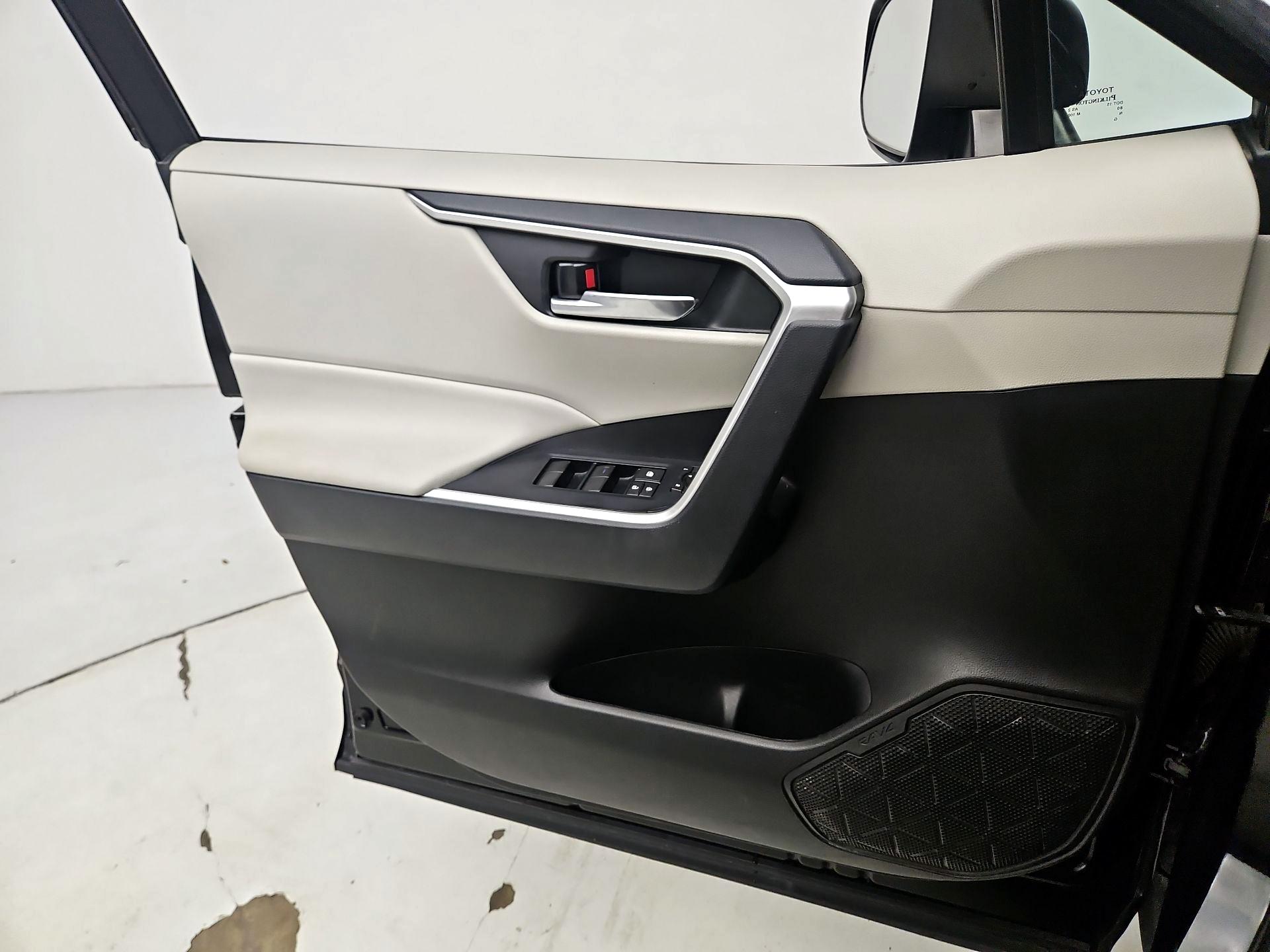 Thumbnail: 2020 Toyota RAV4 - 12