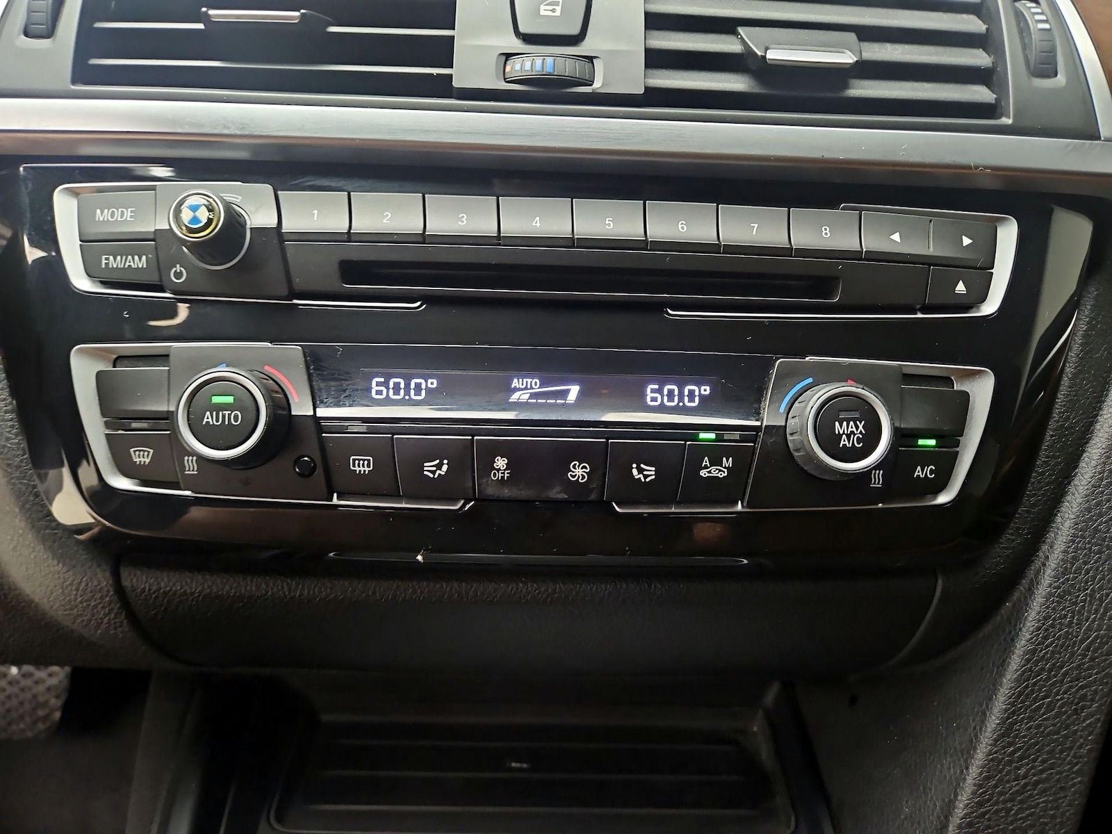 2017 BMW 3 Series 330e - Photo 17