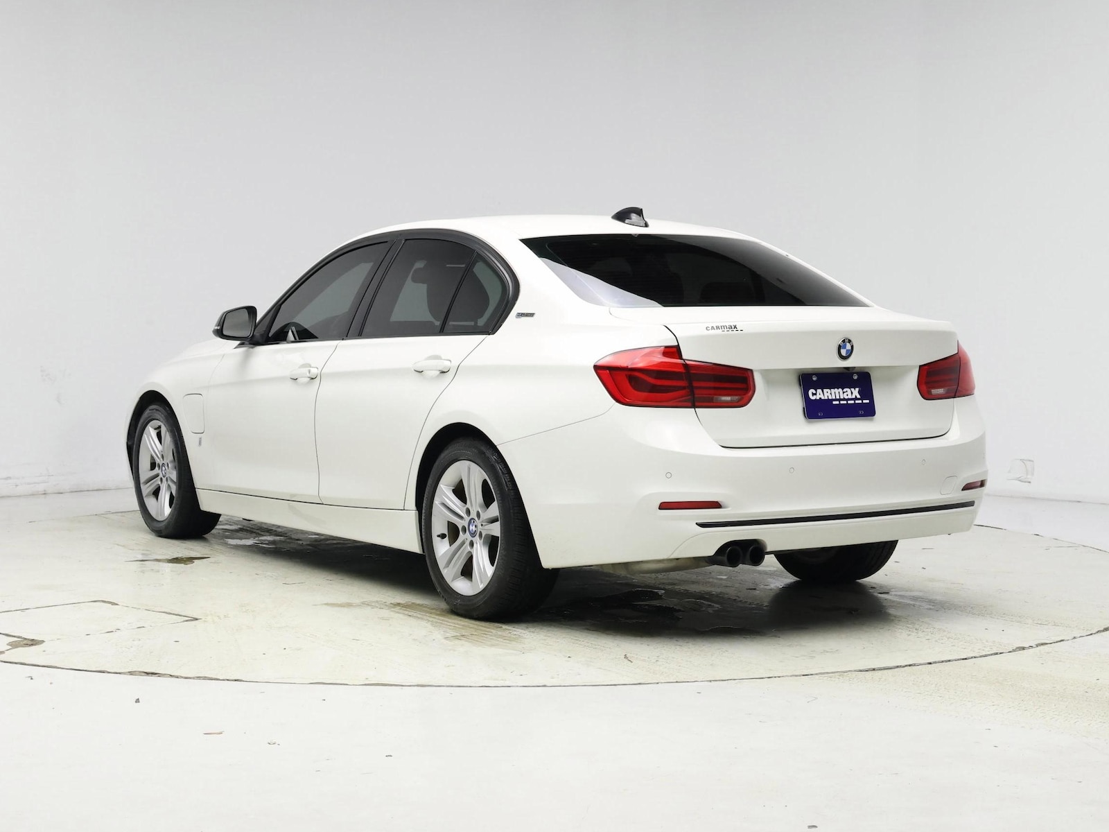 2017 BMW 3 Series 330e - Photo 3