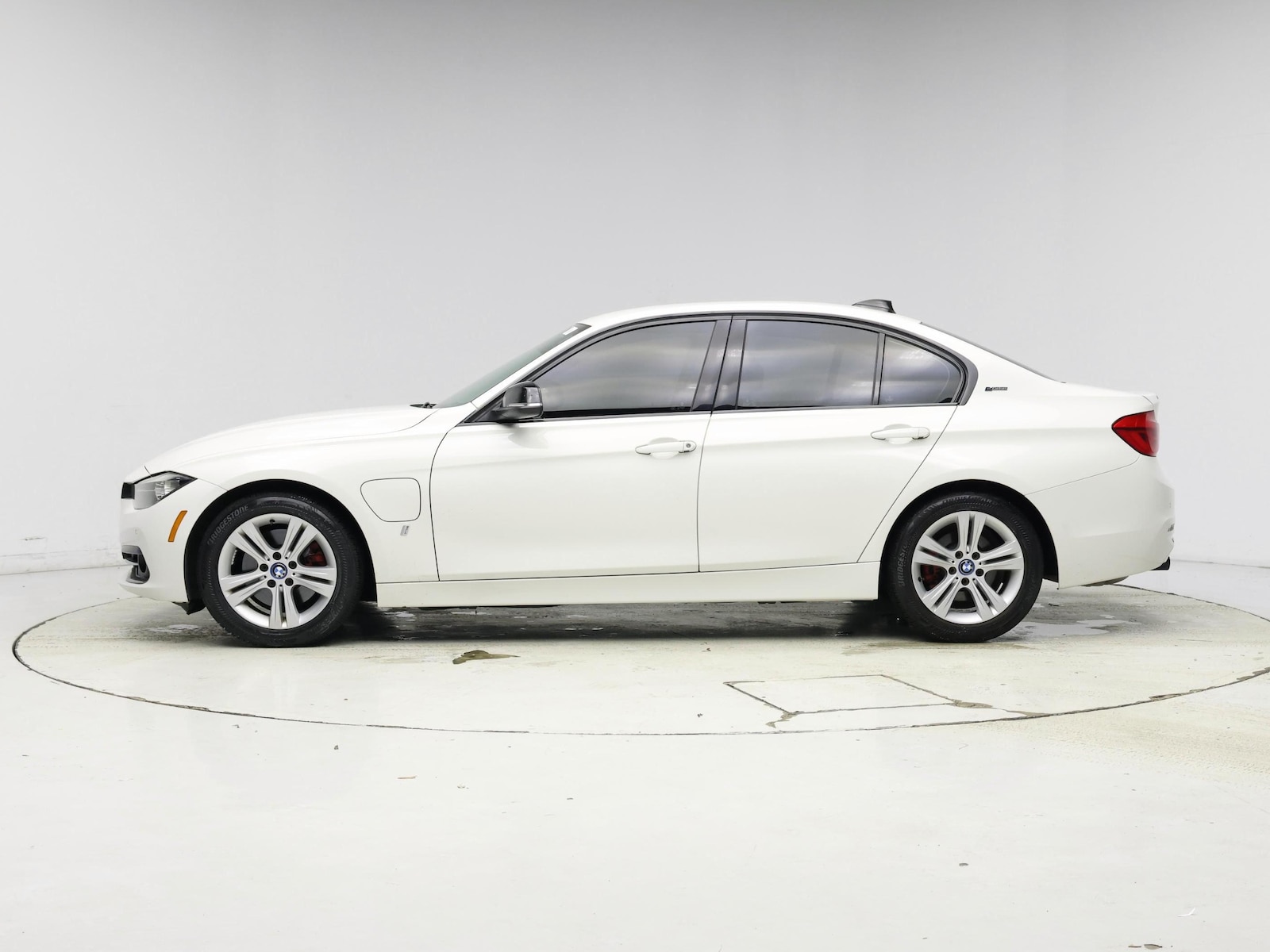 2017 BMW 3 Series 330e - Photo 4
