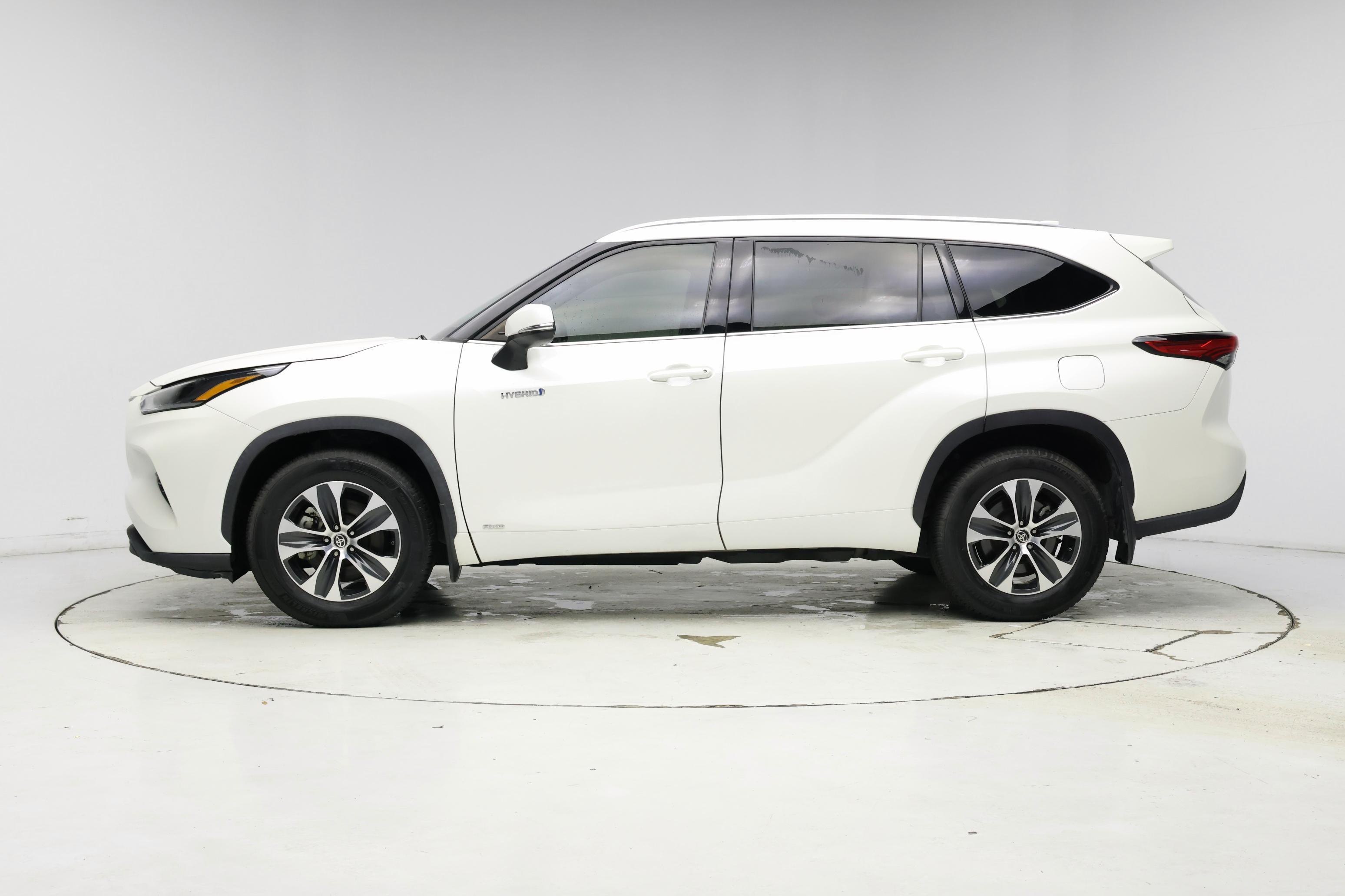 Thumbnail: 2021 Toyota Highlander - 3