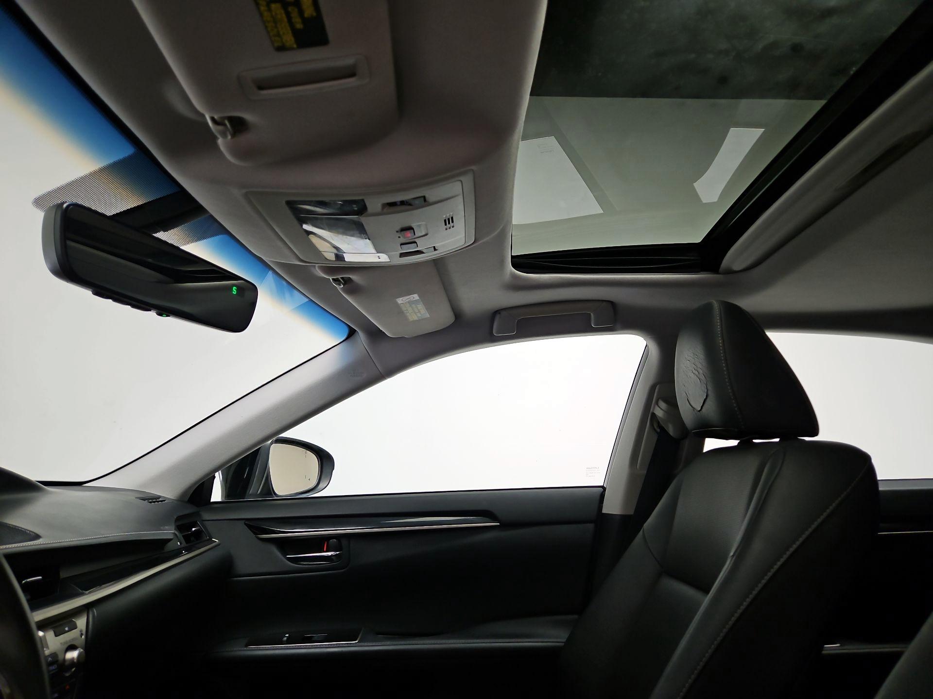 Thumbnail: 2016 Lexus ES - 19