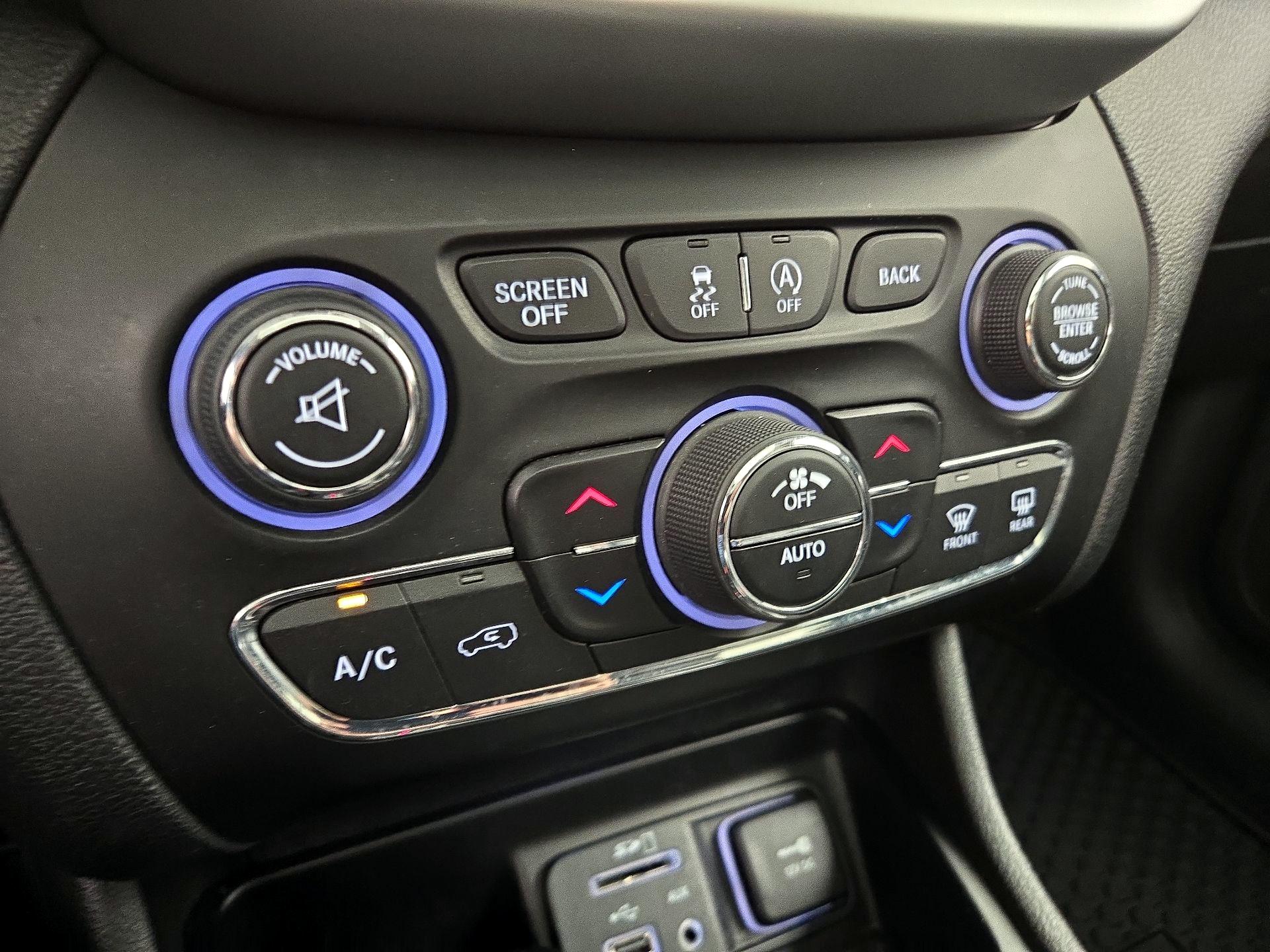 Thumbnail: 2017 Jeep Cherokee - 16