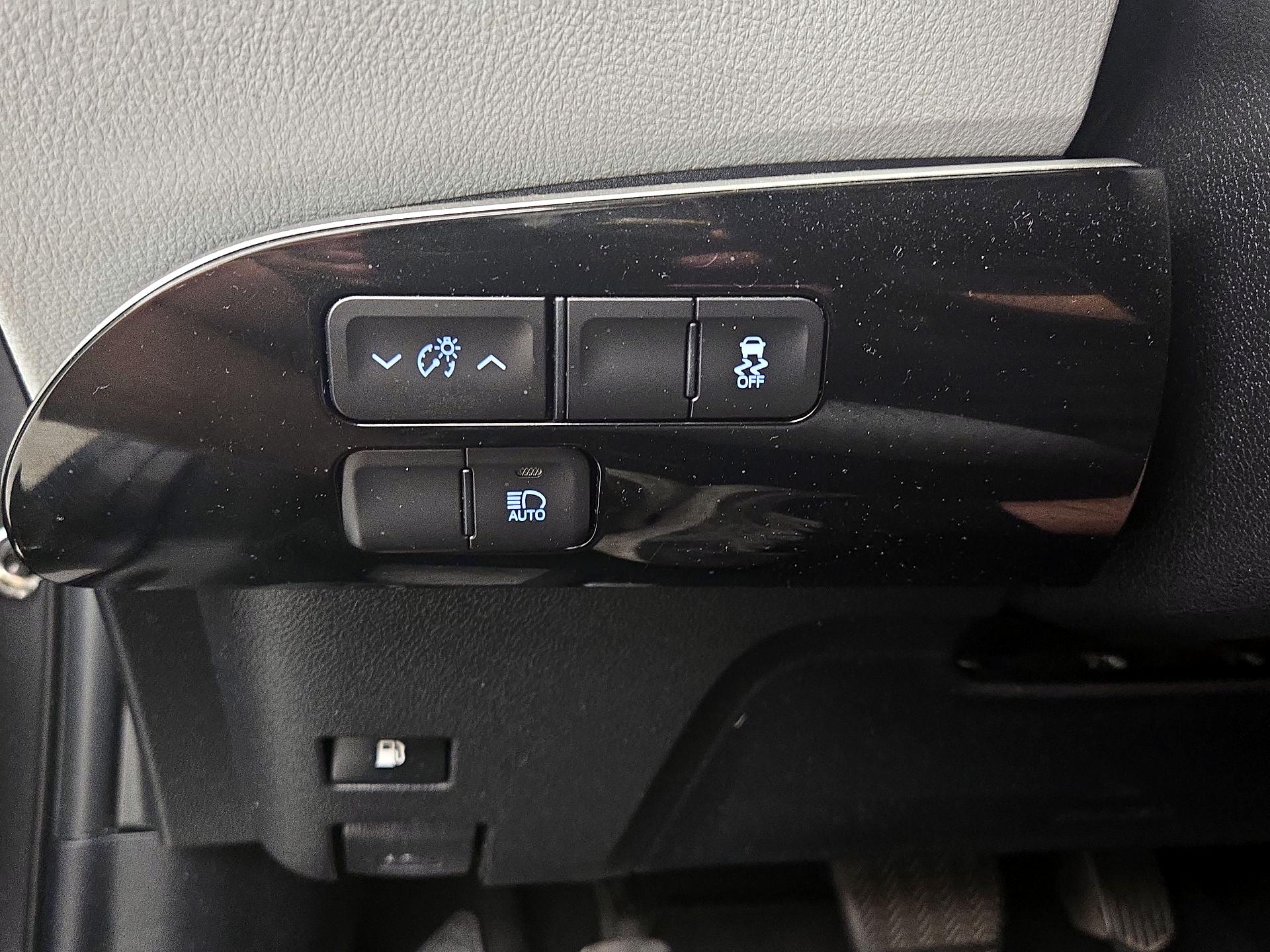 Thumbnail: 2017 Toyota Prius - 13