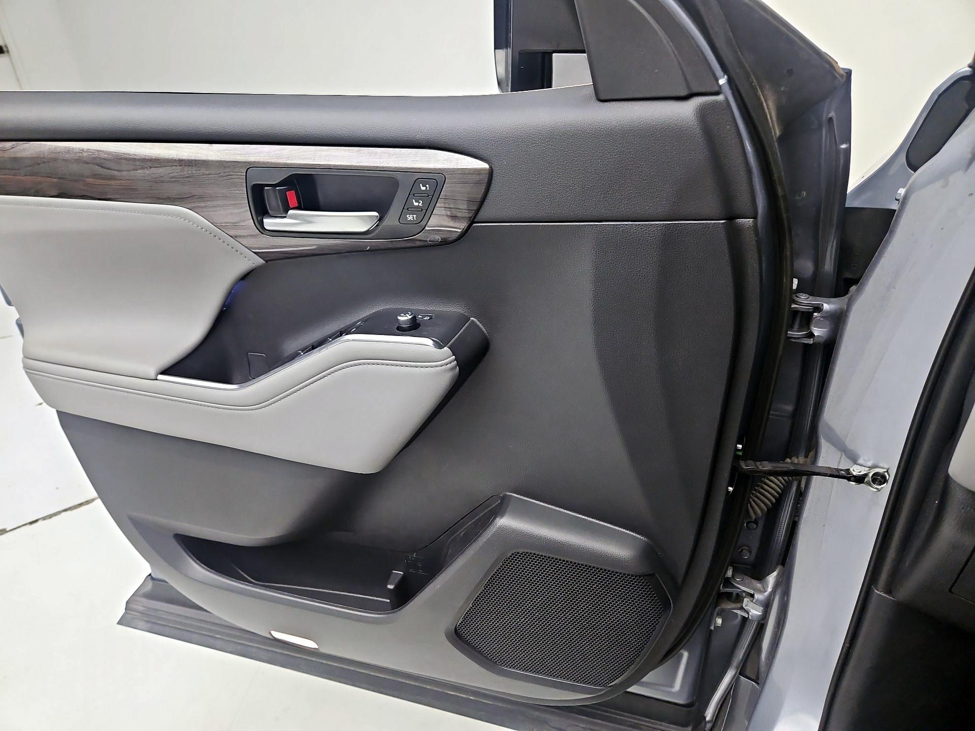 Thumbnail: 2023 Toyota Highlander - 12