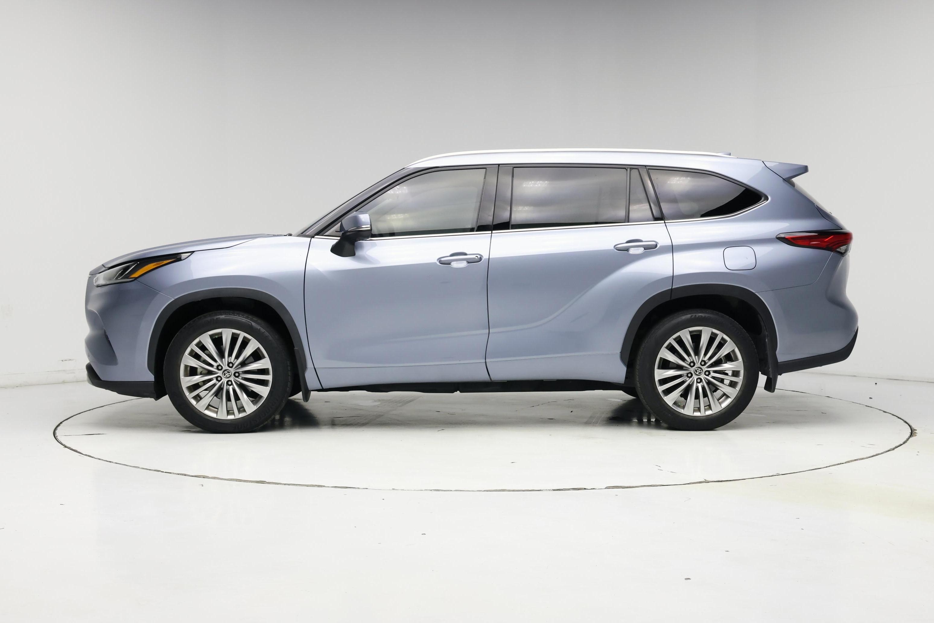 Thumbnail: 2023 Toyota Highlander - 3