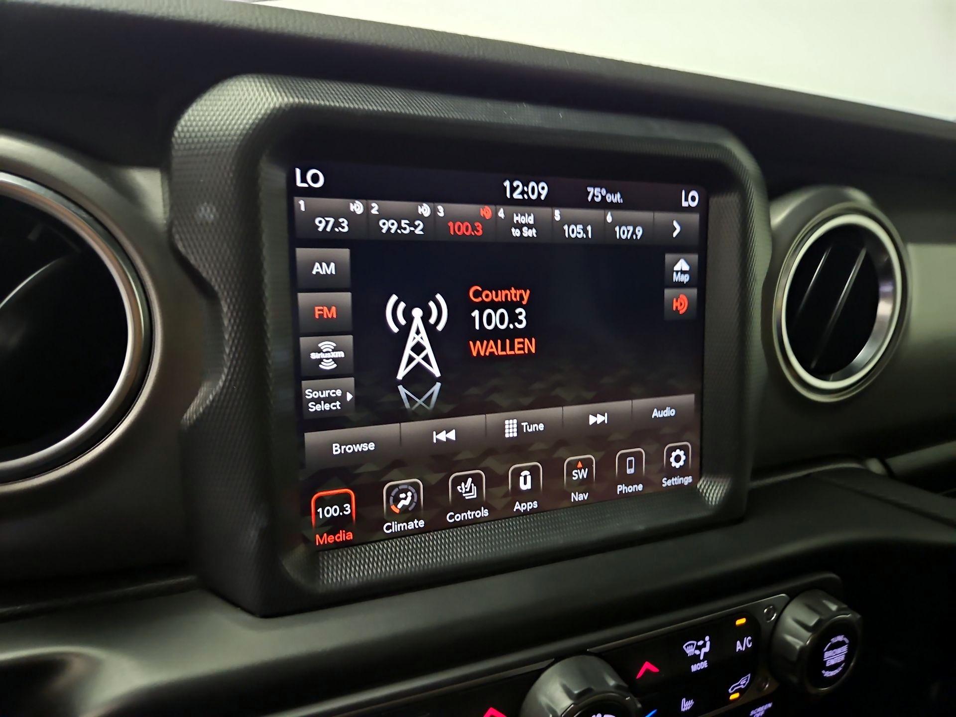 Thumbnail: 2021 Jeep Gladiator - 16