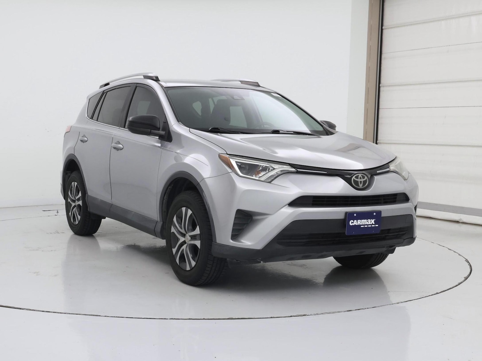 2018 Toyota RAV4 LE - Photo 2
