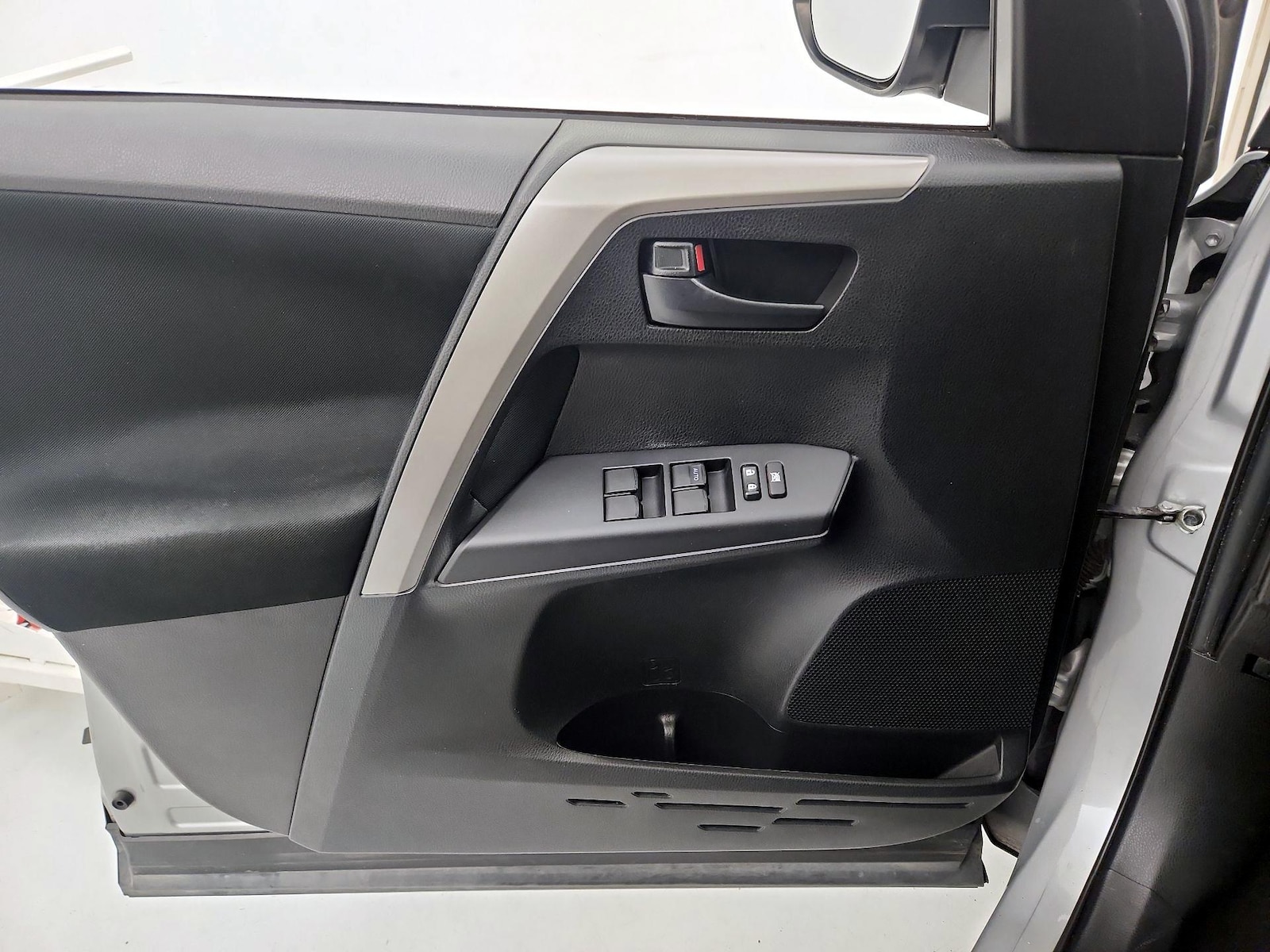 2018 Toyota RAV4 LE - Photo 13