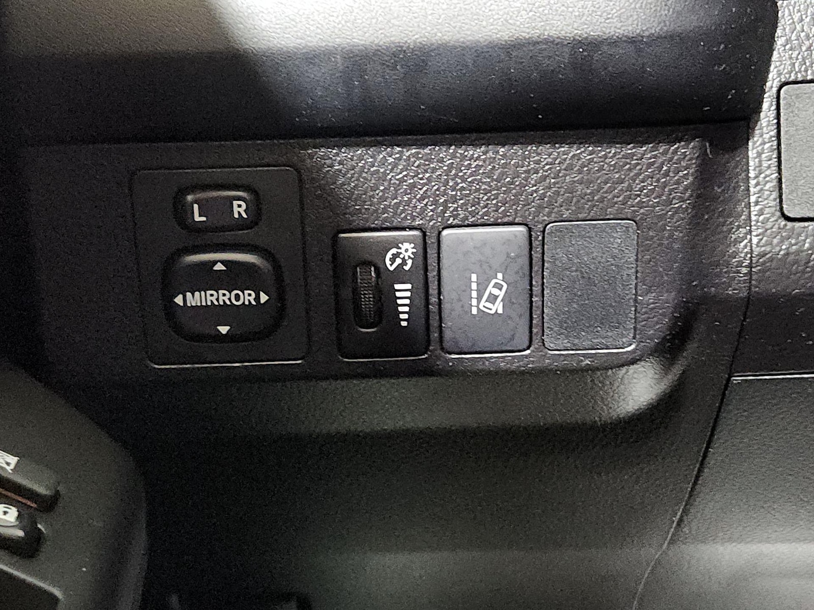 2018 Toyota RAV4 LE - Photo 14