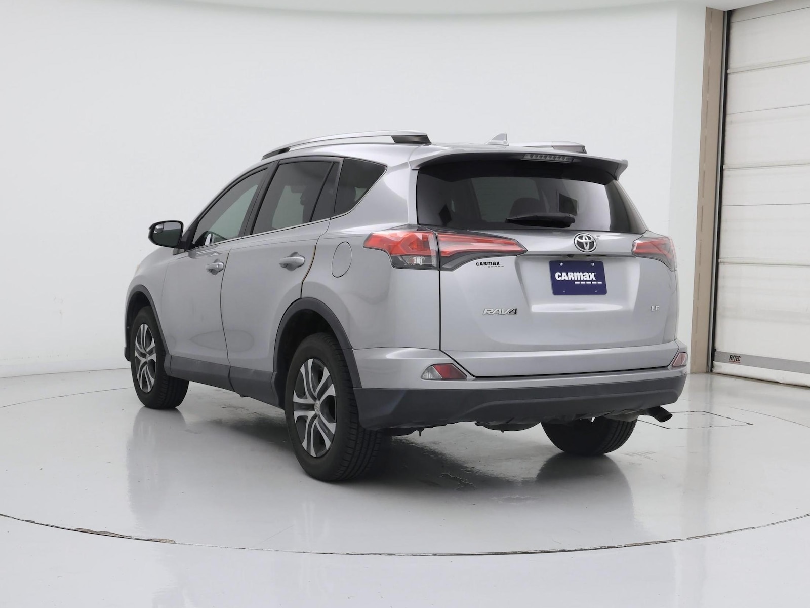 2018 Toyota RAV4 LE - Photo 3
