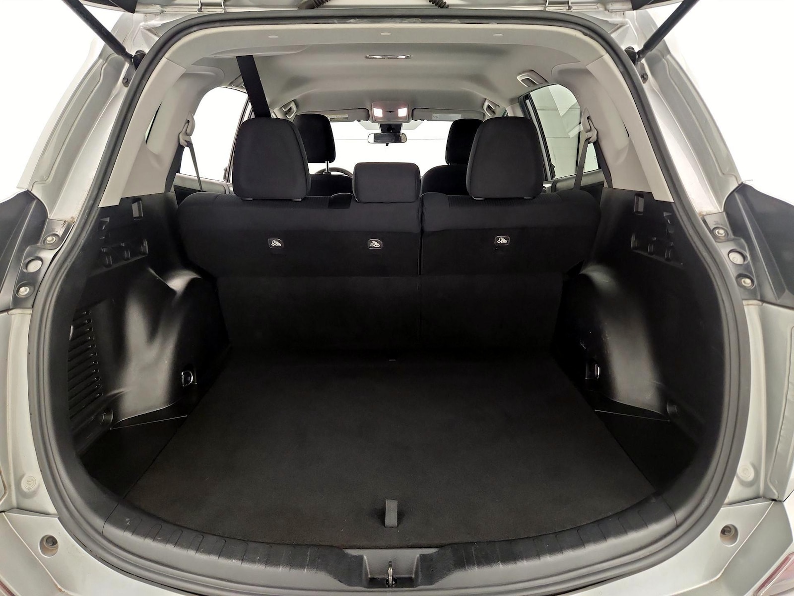 2018 Toyota RAV4 LE - Photo 21