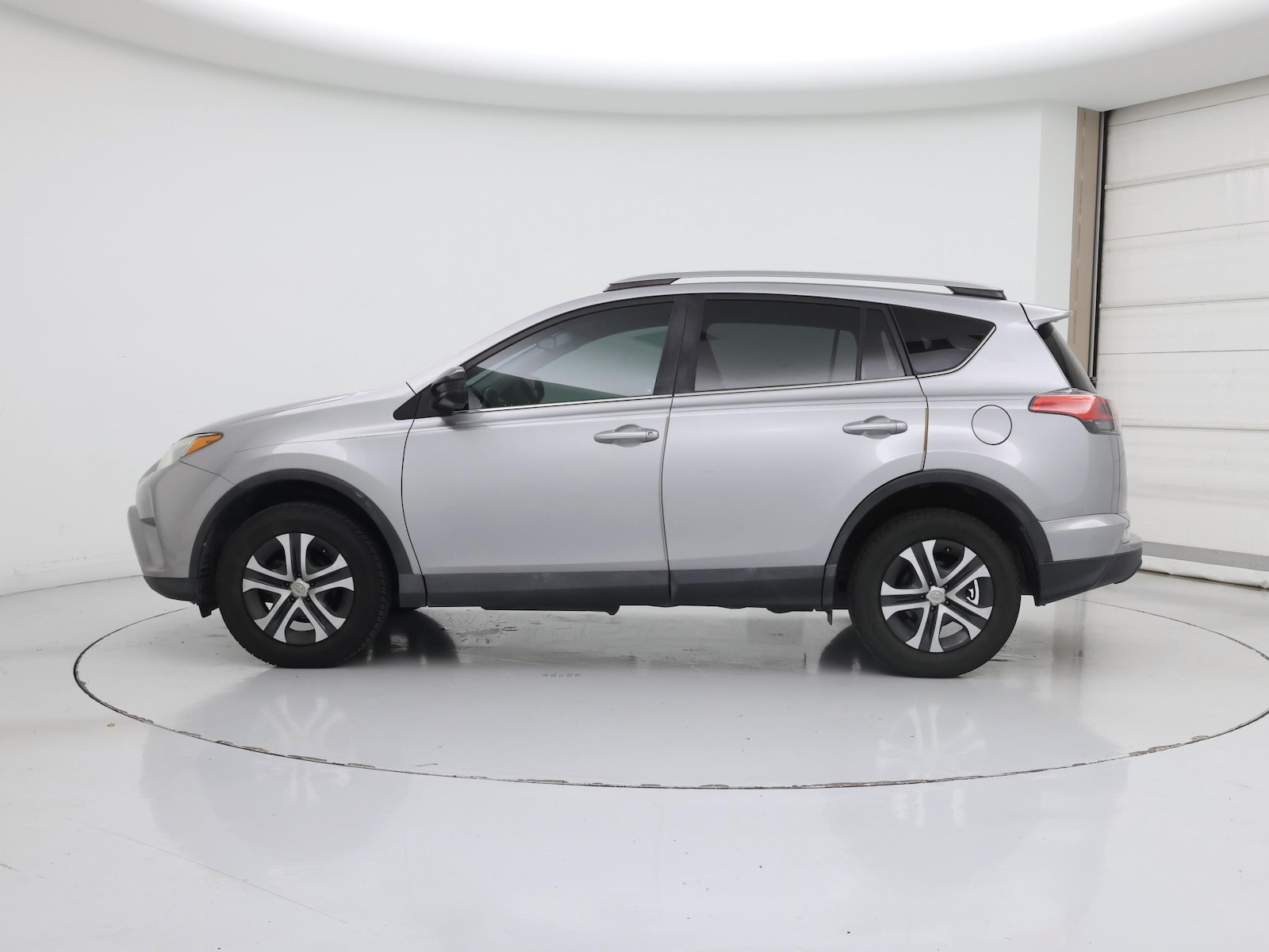 2018 Toyota RAV4 LE - Photo 4
