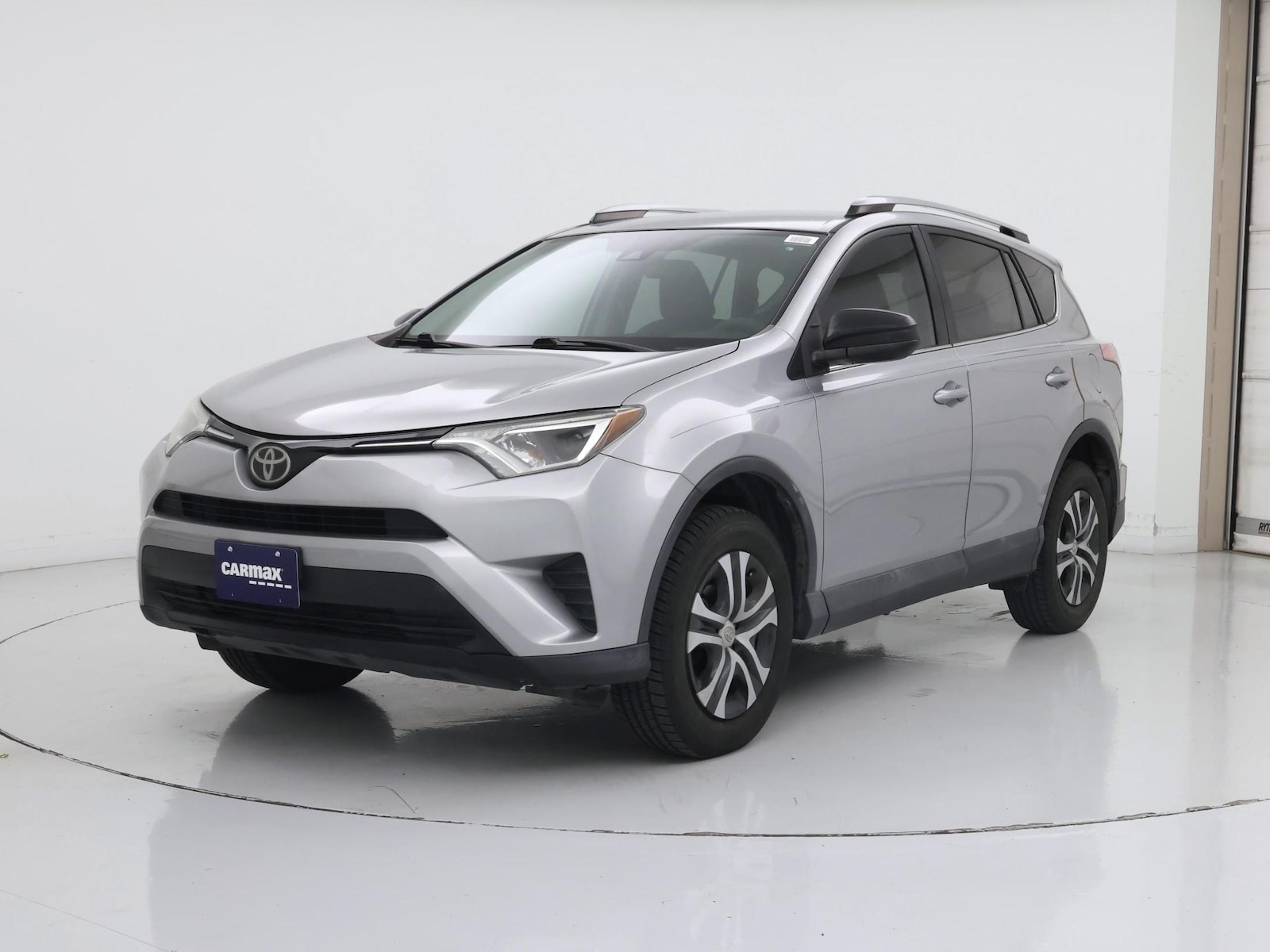 2018 Toyota RAV4 LE - Photo 5