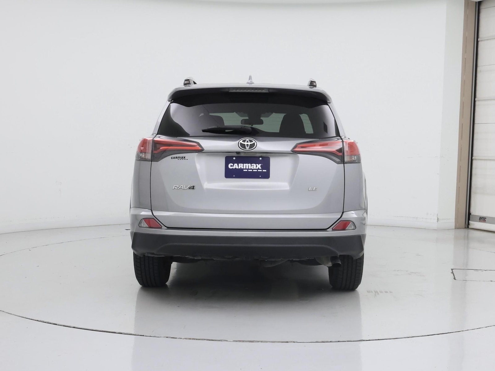 2018 Toyota RAV4 LE - Photo 7