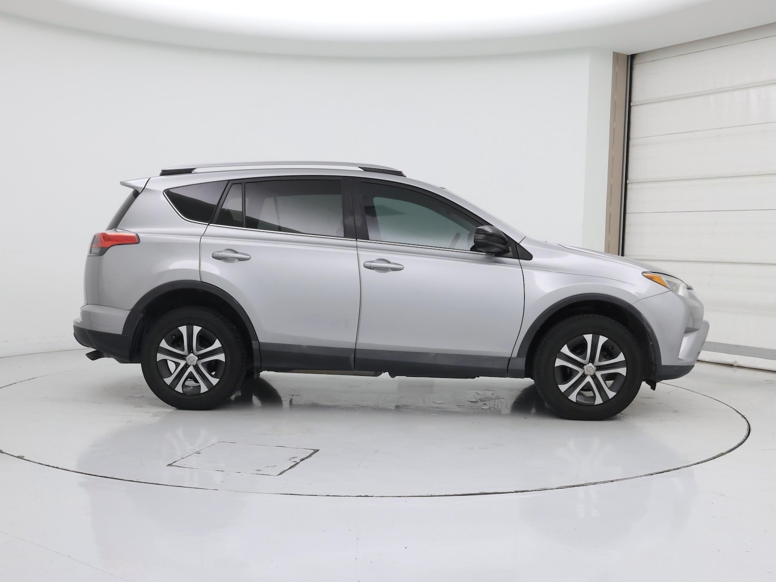 2018 Toyota RAV4 LE - Photo 8