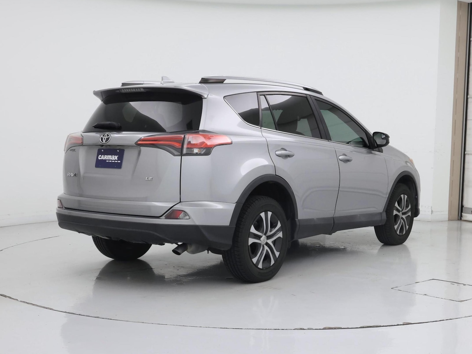 2018 Toyota RAV4 LE - Photo 9