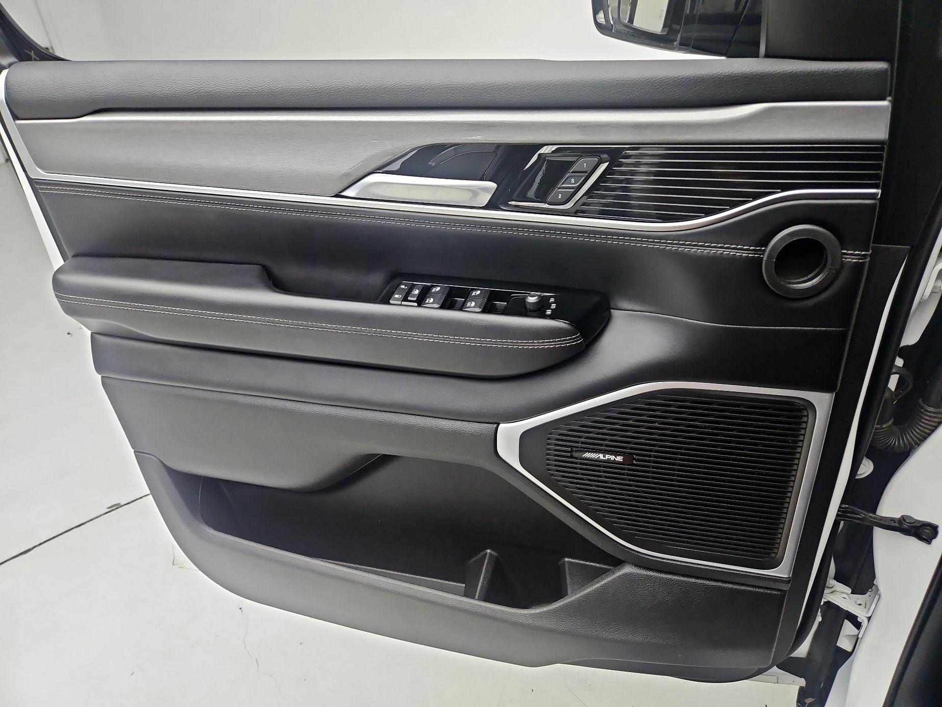Thumbnail: 2022 Jeep Wagoneer - 12