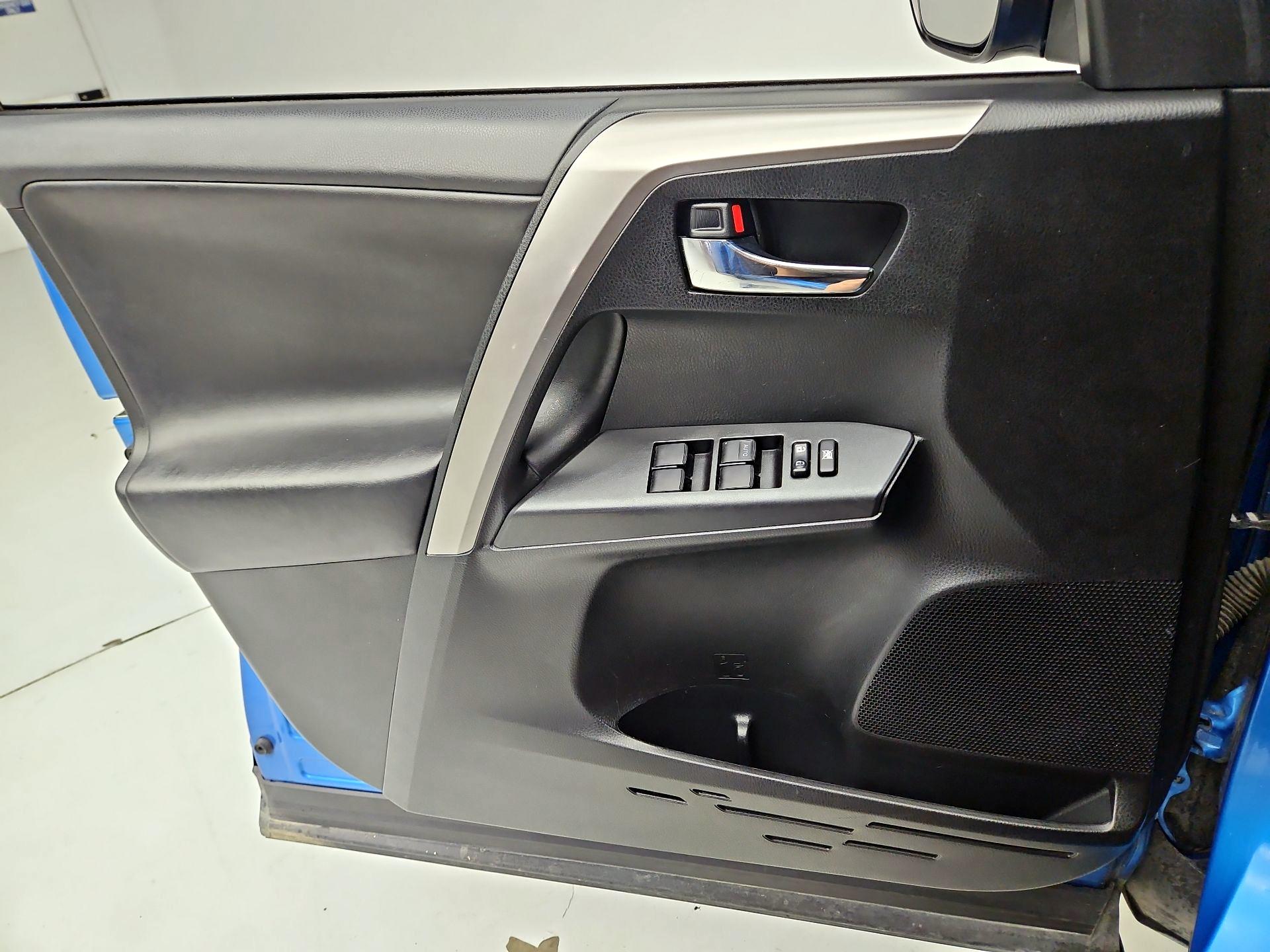 Thumbnail: 2017 Toyota RAV4 - 12