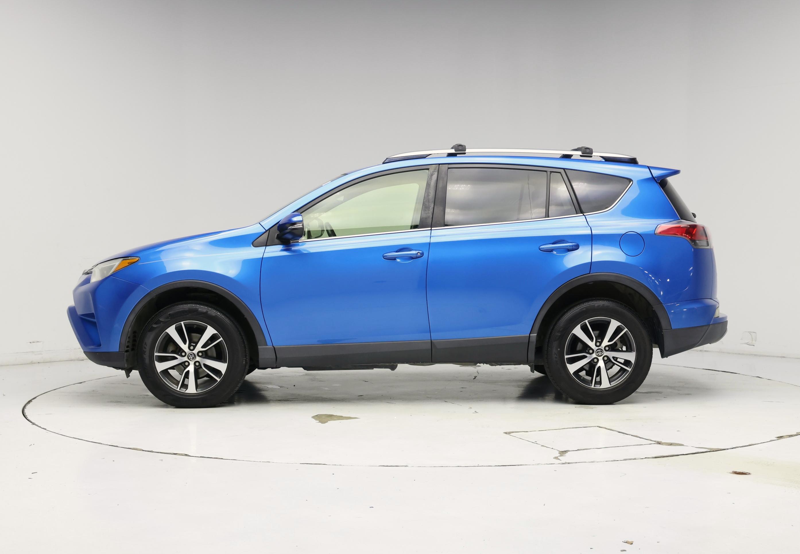 Thumbnail: 2017 Toyota RAV4 - 3