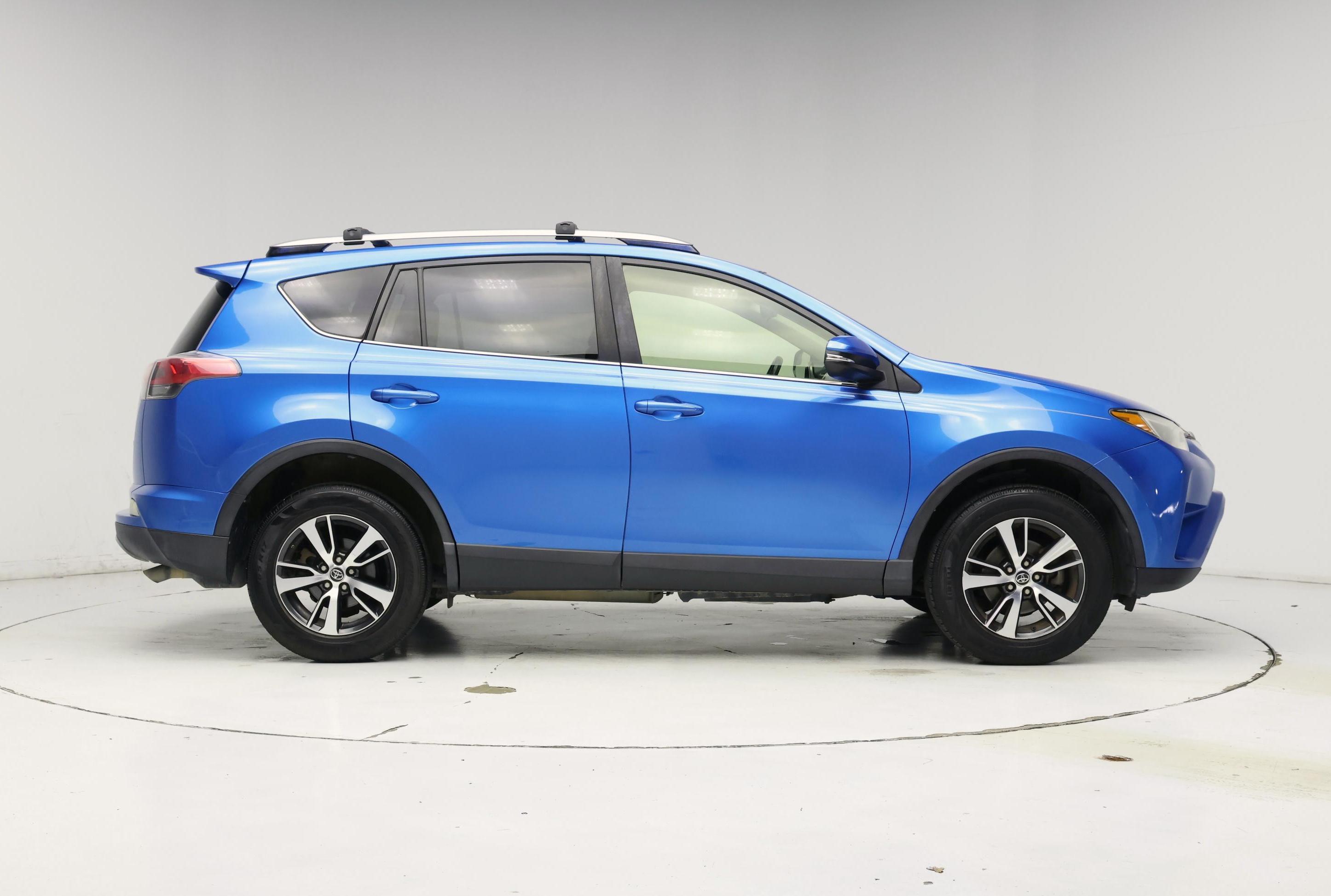 Thumbnail: 2017 Toyota RAV4 - 7