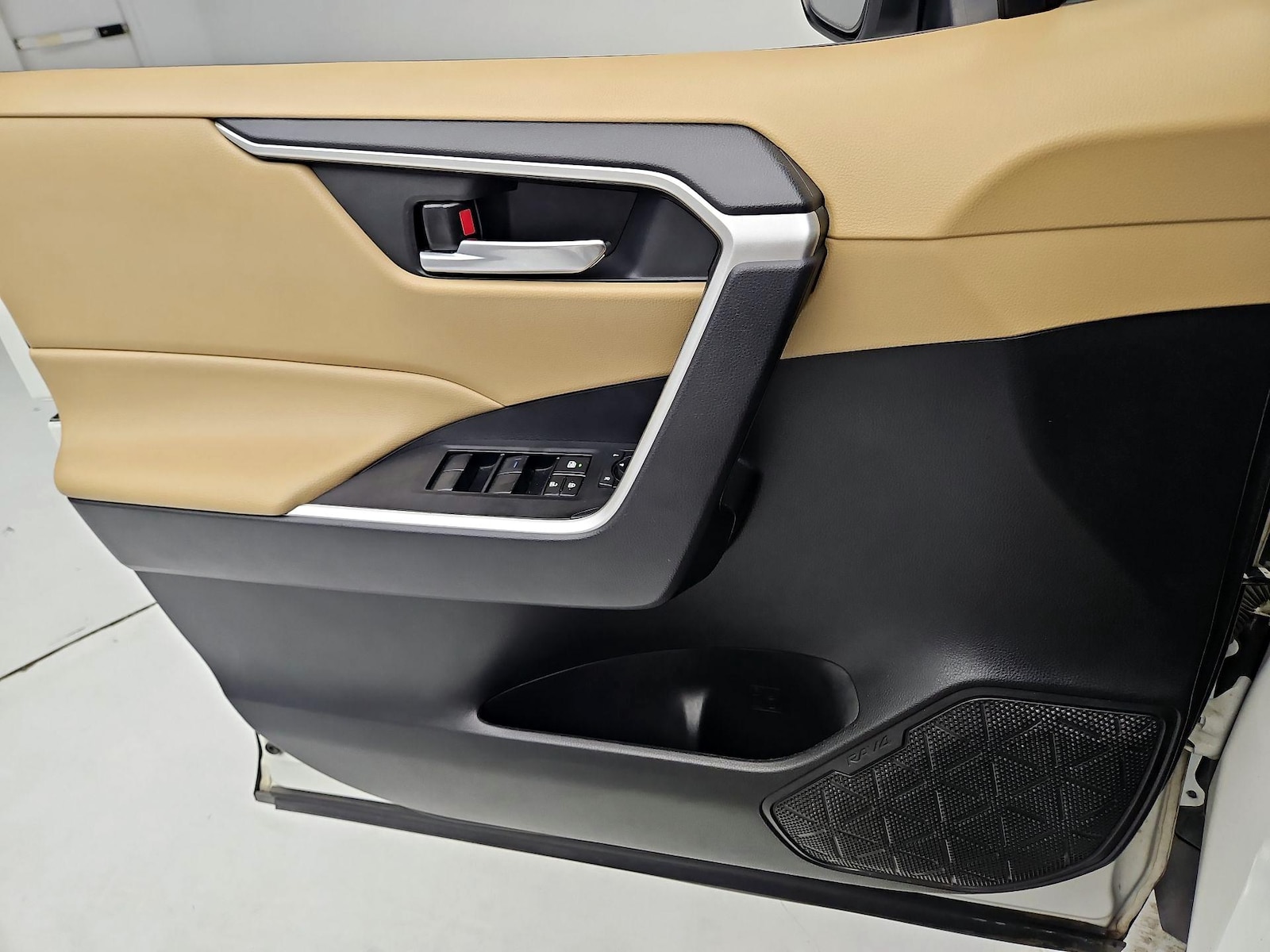 2021 Toyota RAV4 XLE - Photo 13