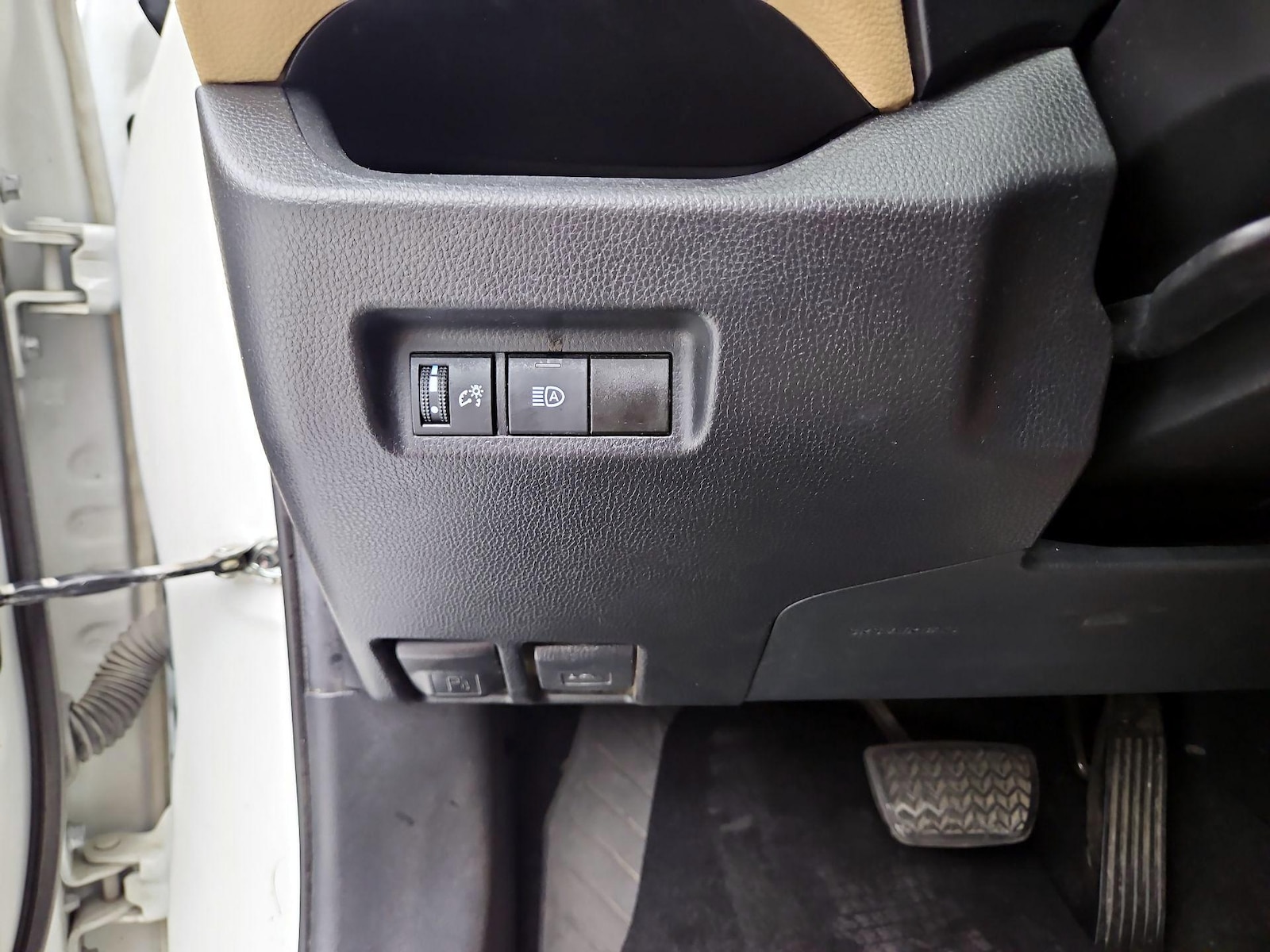 2021 Toyota RAV4 XLE - Photo 14